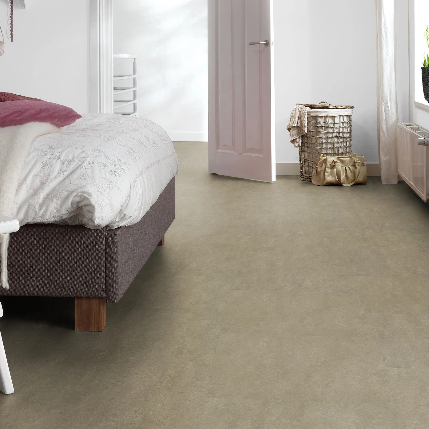 Milieubild Schlafzimmer mit Hocker - Forbo Flooring Marmoleum Modular Neutral Sparrow Milieubild Schlafzimmer mit Hocker - Forbo Flooring 255284