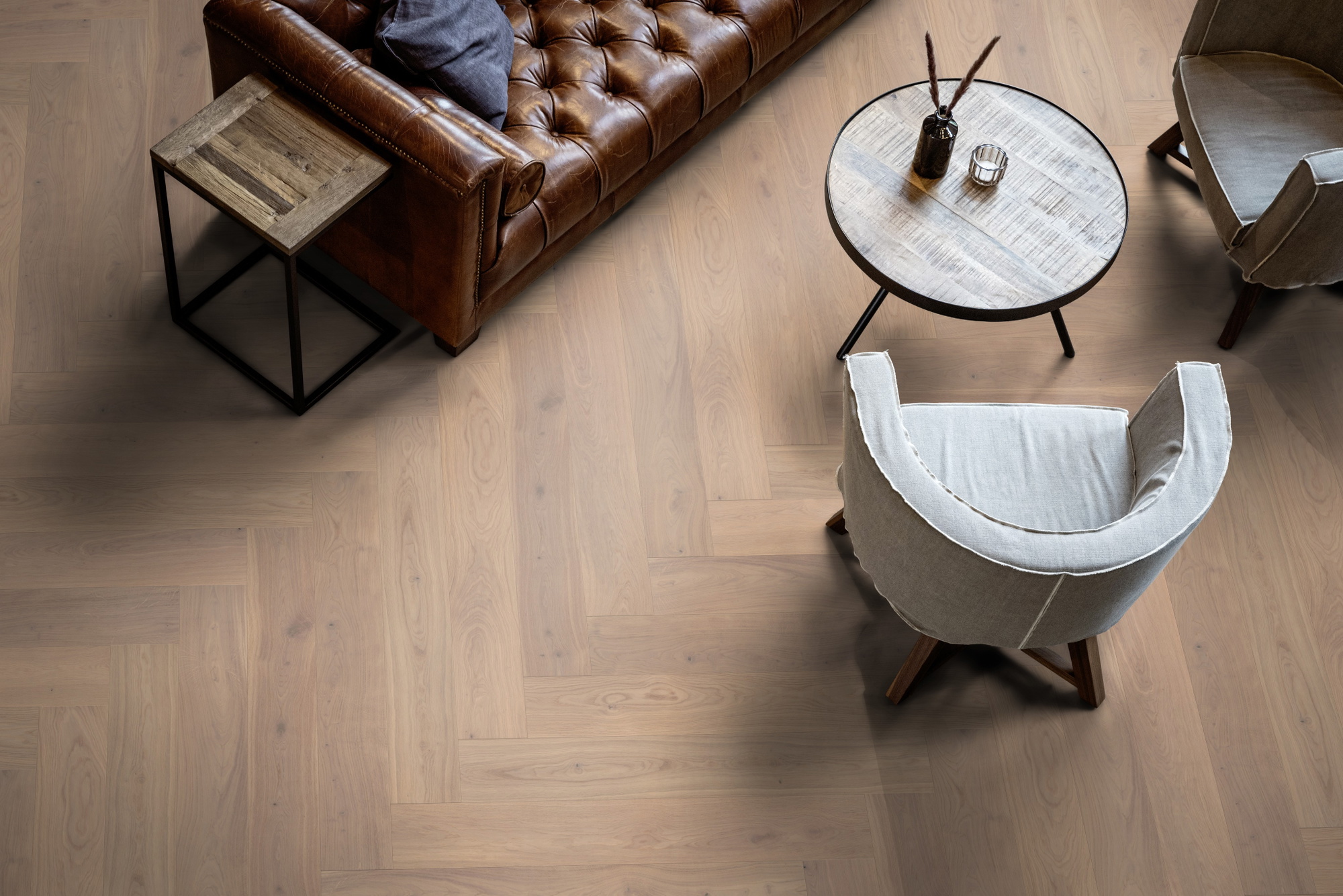 Milieubild Wohnzimmer mit Ledersofa - Blick von oben - ter Hürne Parkett Herringbone Collection Eiche Helgoland Milieubild Wohnzimmer mit Ledersofa - Blick von oben - ter Hürne 1101312519