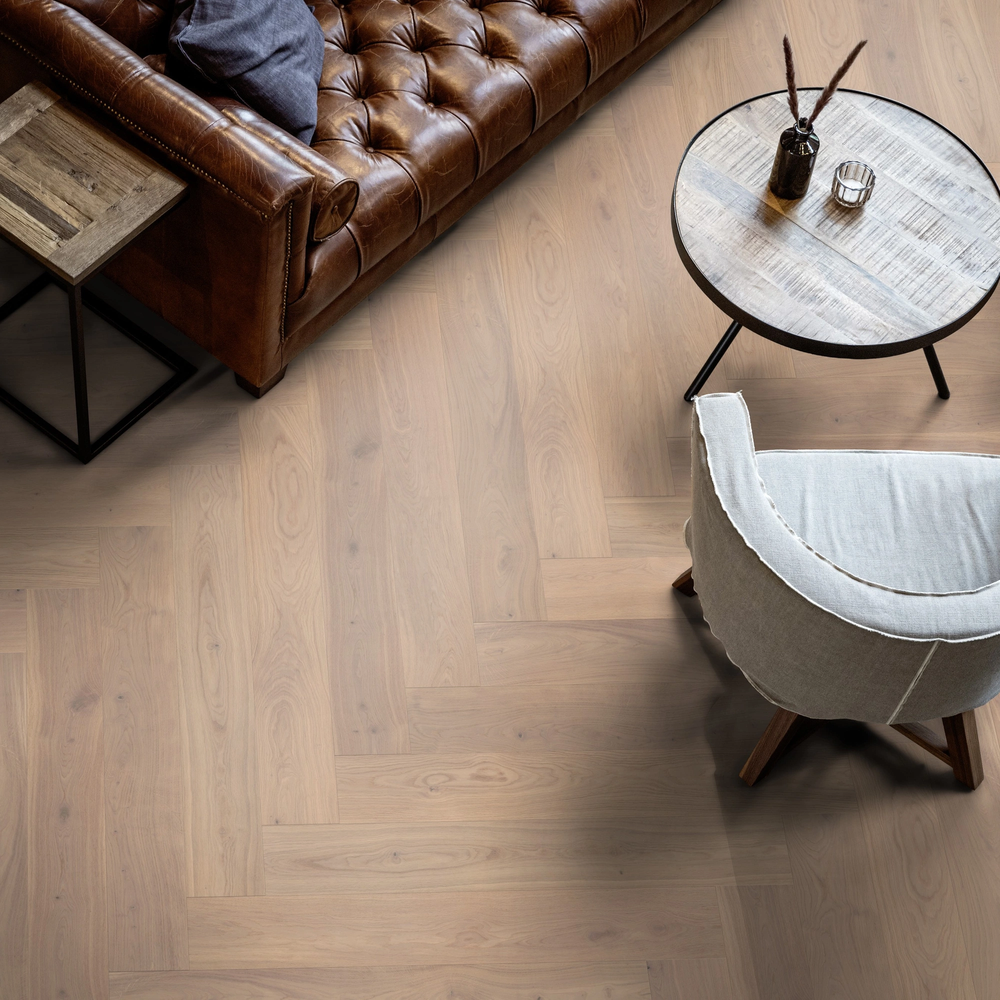 Milieubild Wohnzimmer mit Ledersofa - Blick von oben - ter Hürne Parkett Herringbone Collection Eiche Helgoland Milieubild Wohnzimmer mit Ledersofa - Blick von oben - ter Hürne 1101312519