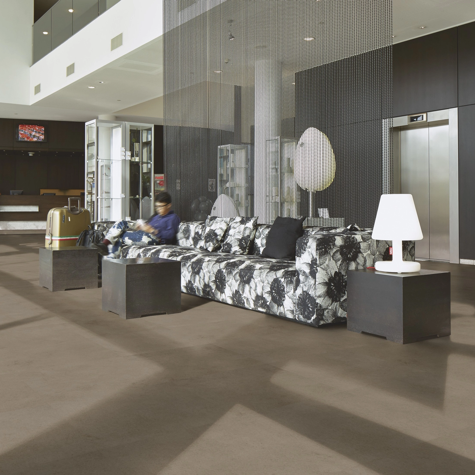 Milieubild Hotellobby mit Rezeption - Forbo Flooring Klebe-Vinyl Allura Dryback 0.55 Material Canyon Cement Milieubild Hotellobby mit Rezeption - Forbo Flooring 243651