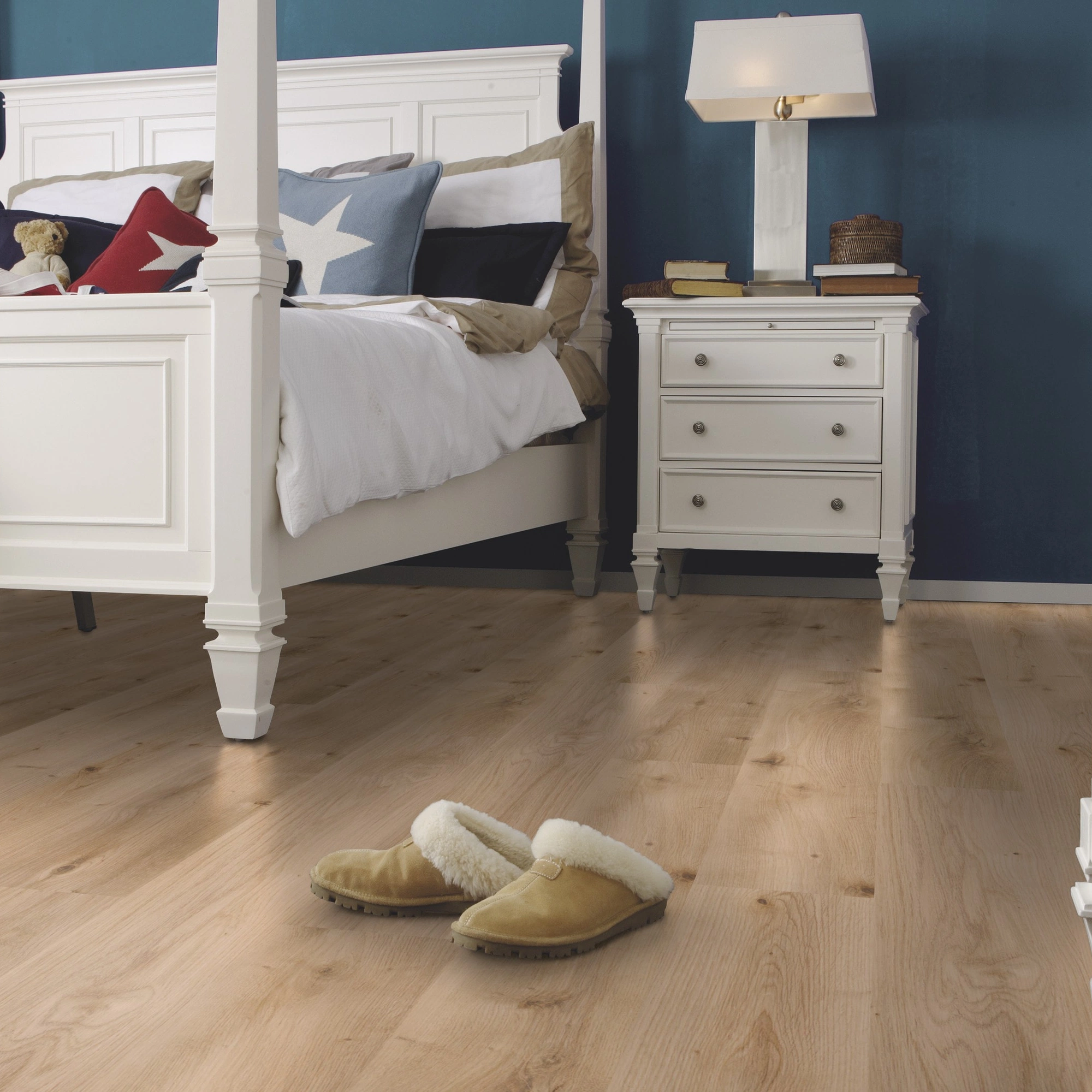 Milieubild Schlafzimmer im Landhaus-Stil - wineo HDF Klick-Bioboden PURLINE wineo 1000 wood L Intensive Oak Honey Milieubild Schlafzimmer im Landhaus-Stil - wineo MLP299R