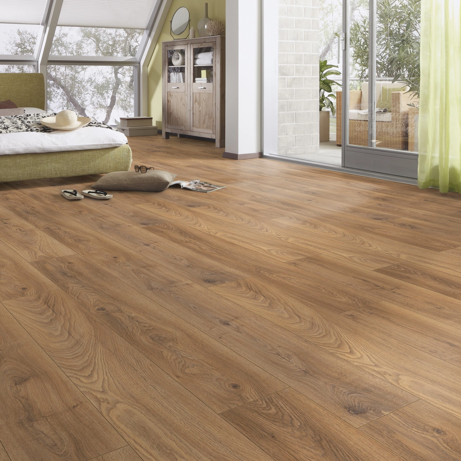 Milieubild Schlafzimmer im modernen Dachgeschoss - Meister Laminat LD 150 Eiche Hazelbrook Milieubild Schlafzimmer im modernen Dachgeschoss - Meister 600017-1288198-07013