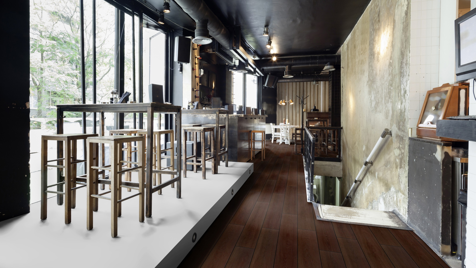 Milieubild Restaurant - Bar mit Tischen und Hockern - wineo Klebe-Bioboden PURLINE wineo 1000 wood XL Calm Oak Mocca Milieubild Restaurant - Bar mit Tischen und Hockern - wineo PL307R
