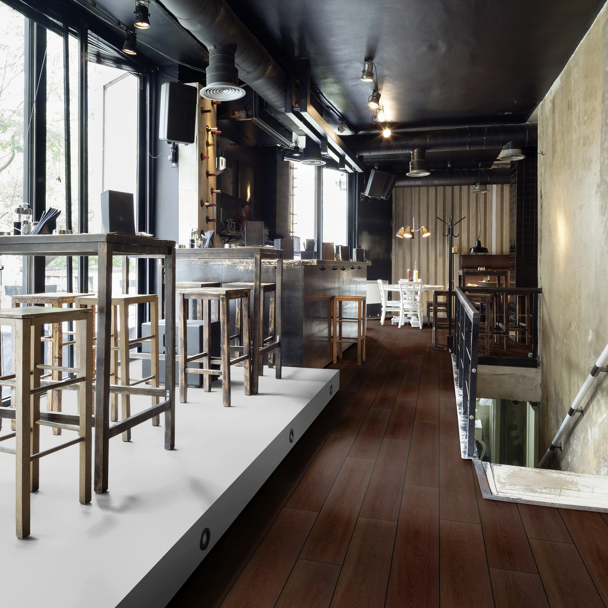 Milieubild Restaurant - Bar mit Tischen und Hockern - wineo Klebe-Bioboden PURLINE wineo 1000 wood XL Calm Oak Mocca Milieubild Restaurant - Bar mit Tischen und Hockern - wineo PL307R