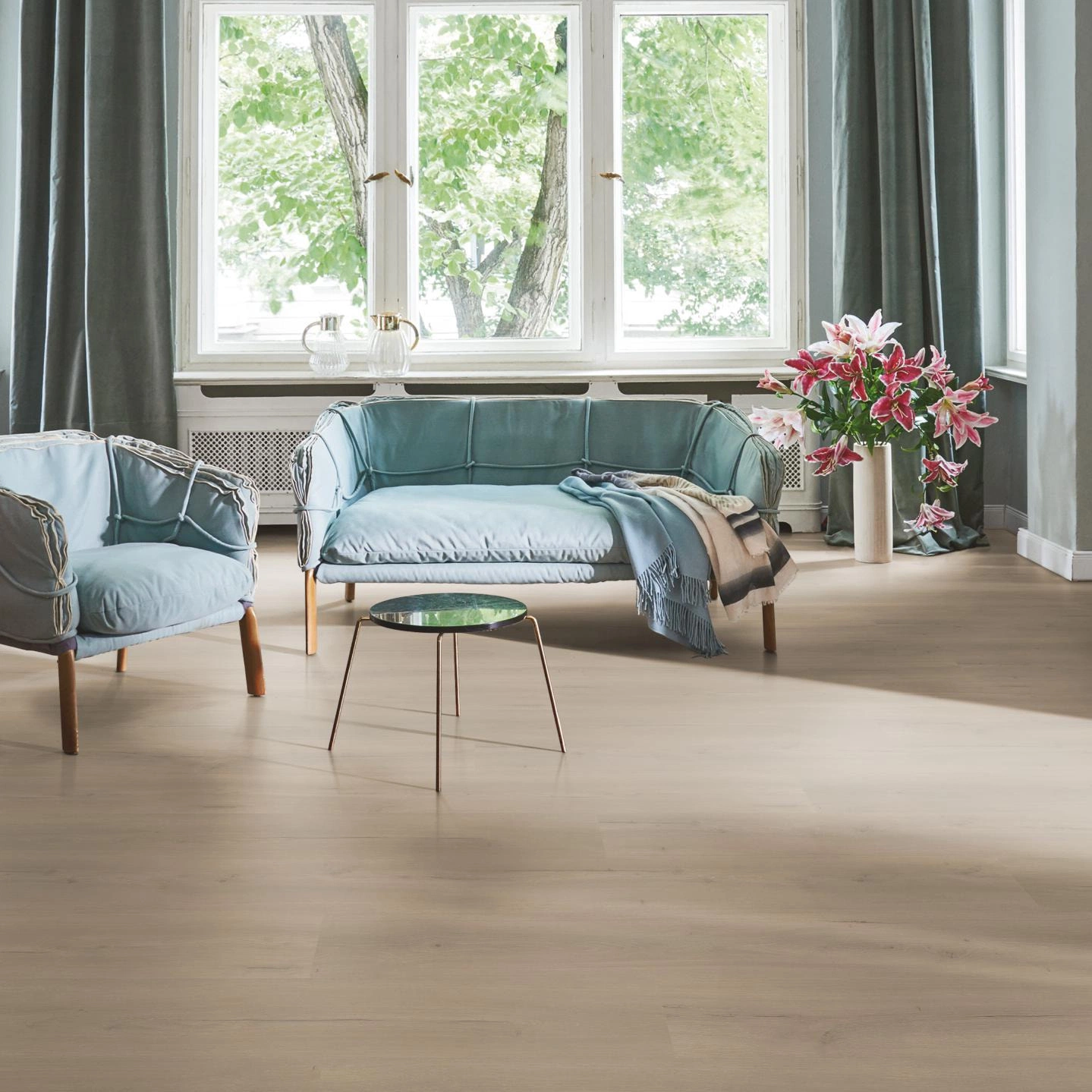 Milieubild Wohnzimmer in Stadtwohnung - Parador Laminat Trendtime 6 Eiche Loft grau Milieubild Wohnzimmer in Stadtwohnung - Parador 1730467