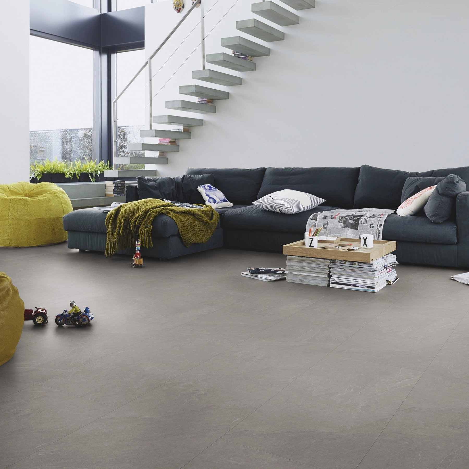 Milieubild Modernes Wohnzimmer mit Kamin - MEISTER Laminat LB 150 Schiefer grau Milieubild Modernes Wohnzimmer mit Kamin - MEISTER 600003-0857398-06136