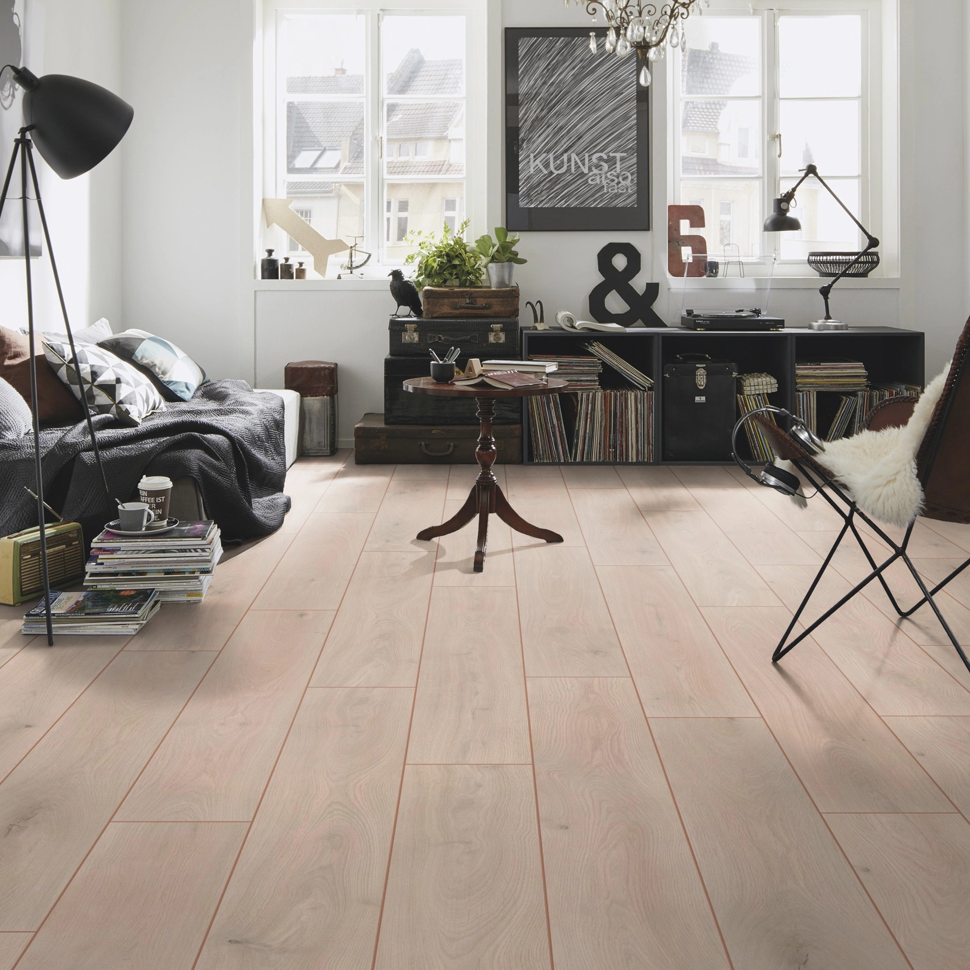 Milieubild Kompaktes Wohnzimmer mit Bücherregal - wineo Klebe-Bioboden PURLINE wineo 1000 wood XL Noble Oak Powder Milieubild Kompaktes Wohnzimmer mit Bücherregal - wineo PL309R