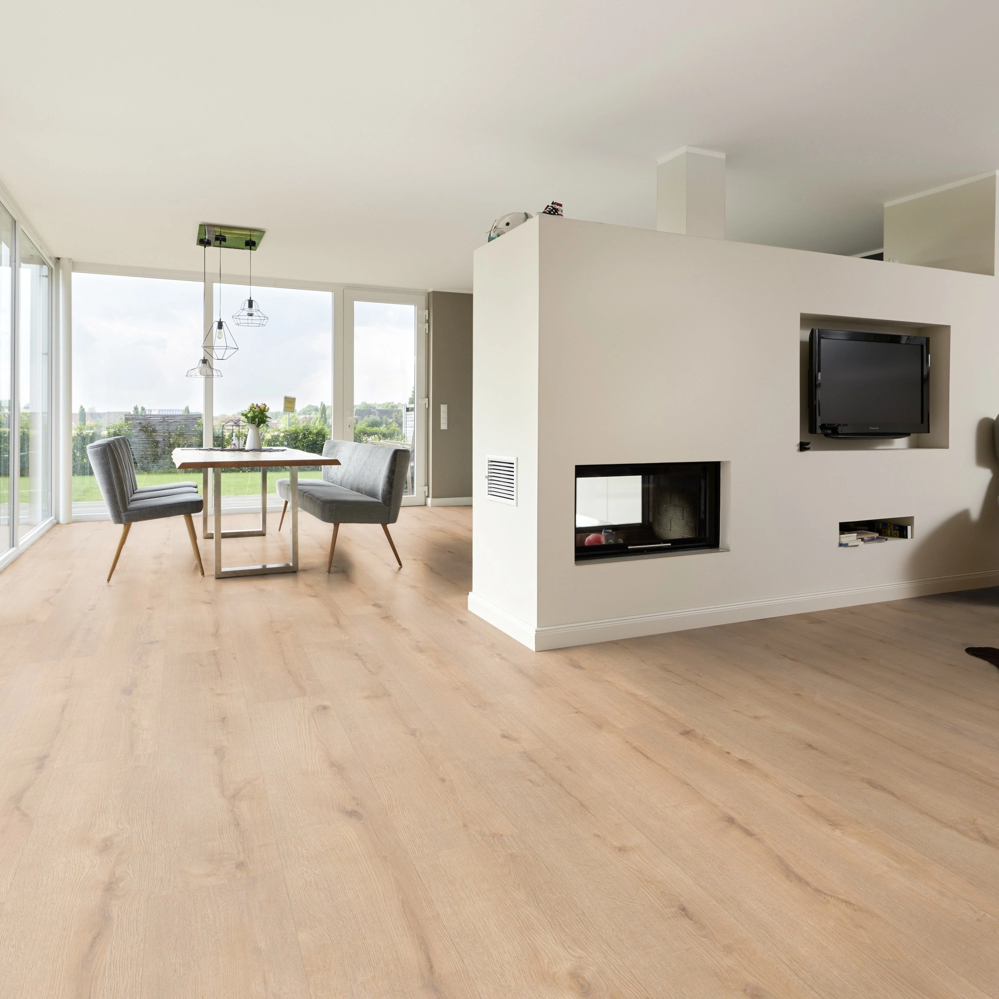 Milieubild Wohnzimmer mit Essbereich und Kamin - ter Hürne Klebe-Vinyl Pro Grand Choice Eiche Lübeck Milieubild Wohnzimmer mit Essbereich und Kamin - ter Hürne 1101210406