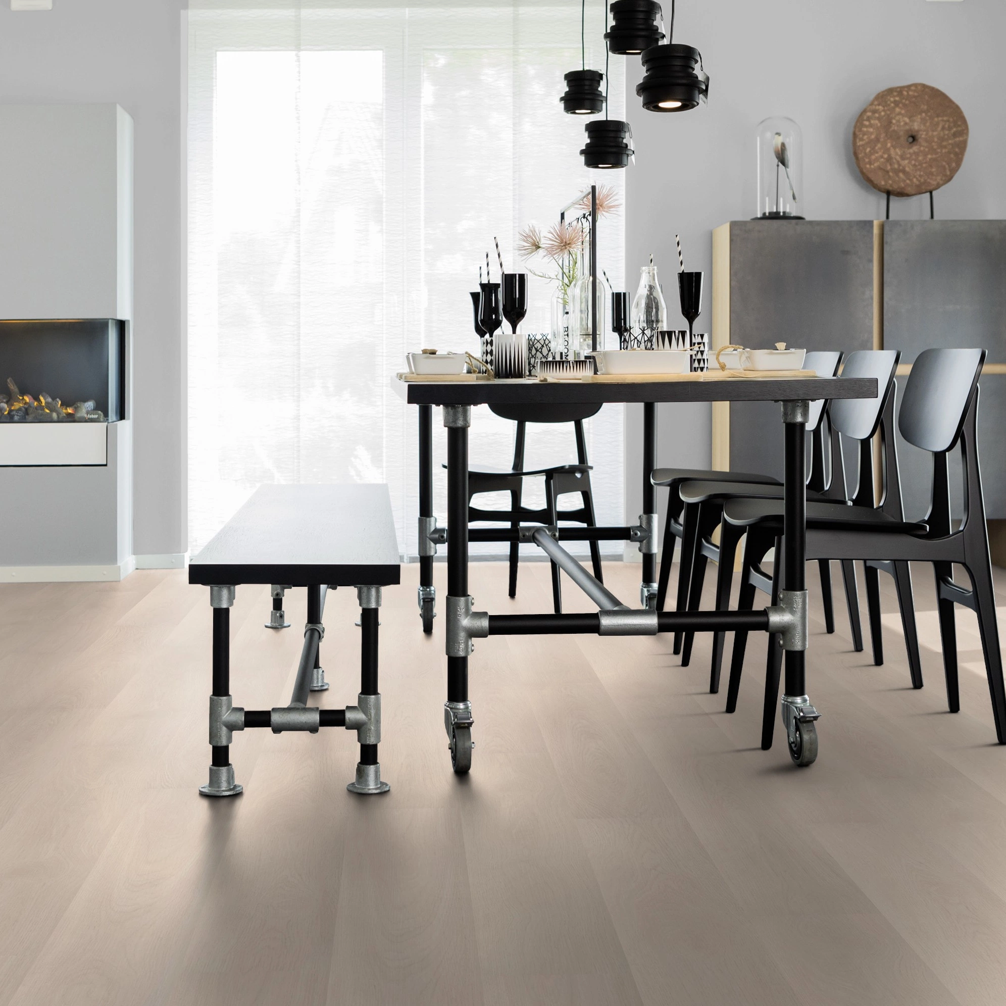 Milieubild Esszimmer mit Kamin - wineo Klebe-Bioboden PURLINE wineo 1000 wood L Soft Oak Salt Milieubild Esszimmer mit Kamin - wineo PL295R