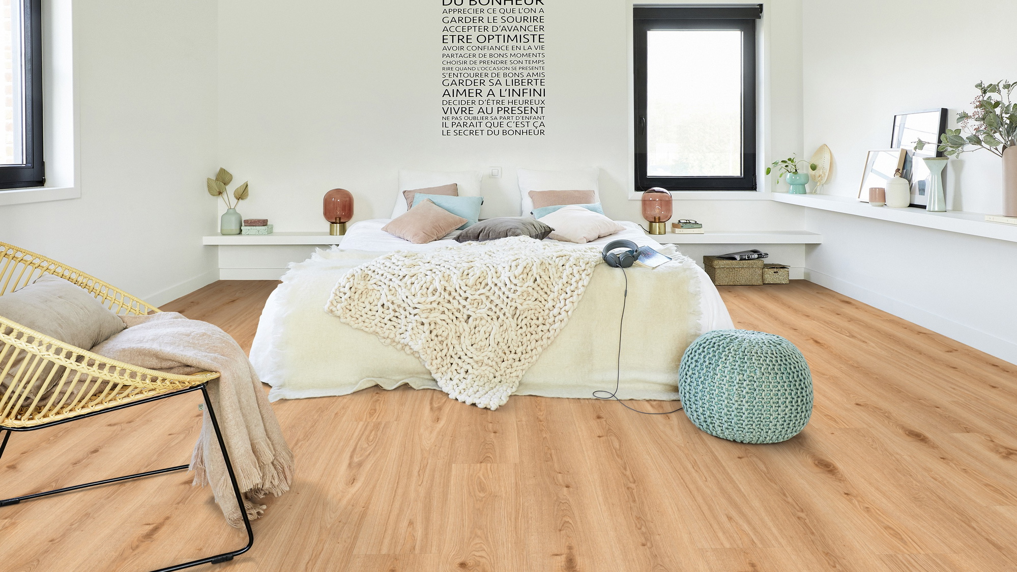 Milieubild Modernes Schlafzimmer - Bett mit Stuhl - Tarkett Klebe-Vinyl Essence 30 Primary Oak Light Brown Milieubild Modernes Schlafzimmer - Bett mit Stuhl - Tarkett 260055005