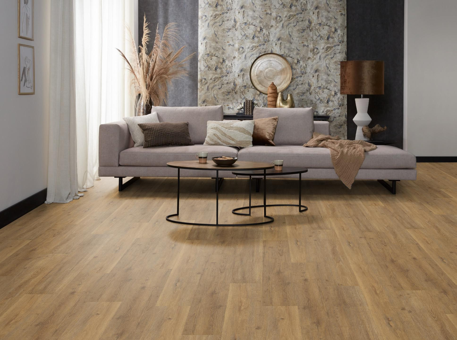 Milieubild Modernes, freundliches Wohnzimmer mit Sofa und Wandtapete - nexflor Rigid Klick-Vinyl Apollo Click Collection Delphi Oak Milieubild Modernes, freundliches Wohnzimmer mit Sofa und Wandtapete - nexflor NXF-60030-002