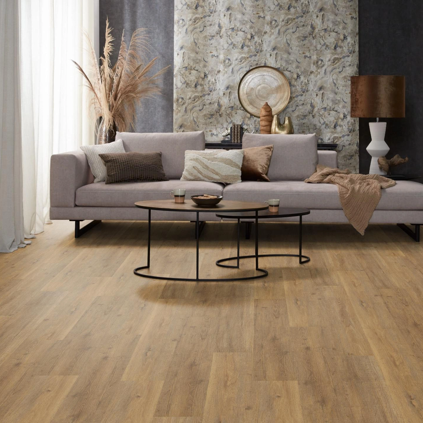 Milieubild Modernes, freundliches Wohnzimmer mit Sofa und Wandtapete - nexflor Rigid Klick-Vinyl Apollo Click Collection Delphi Oak Milieubild Modernes, freundliches Wohnzimmer mit Sofa und Wandtapete - nexflor NXF-60030-002