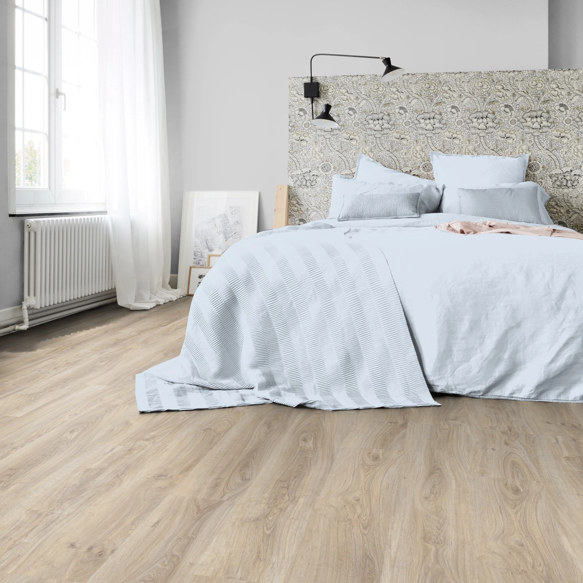 Milieubild Schlafzimmer in Stadtwohnung - Tarkett Klebe-Vinyl iD Inspiration 30 CLASSICS English Oak Grege Milieubild Schlafzimmer in Stadtwohnung - Tarkett 24524012