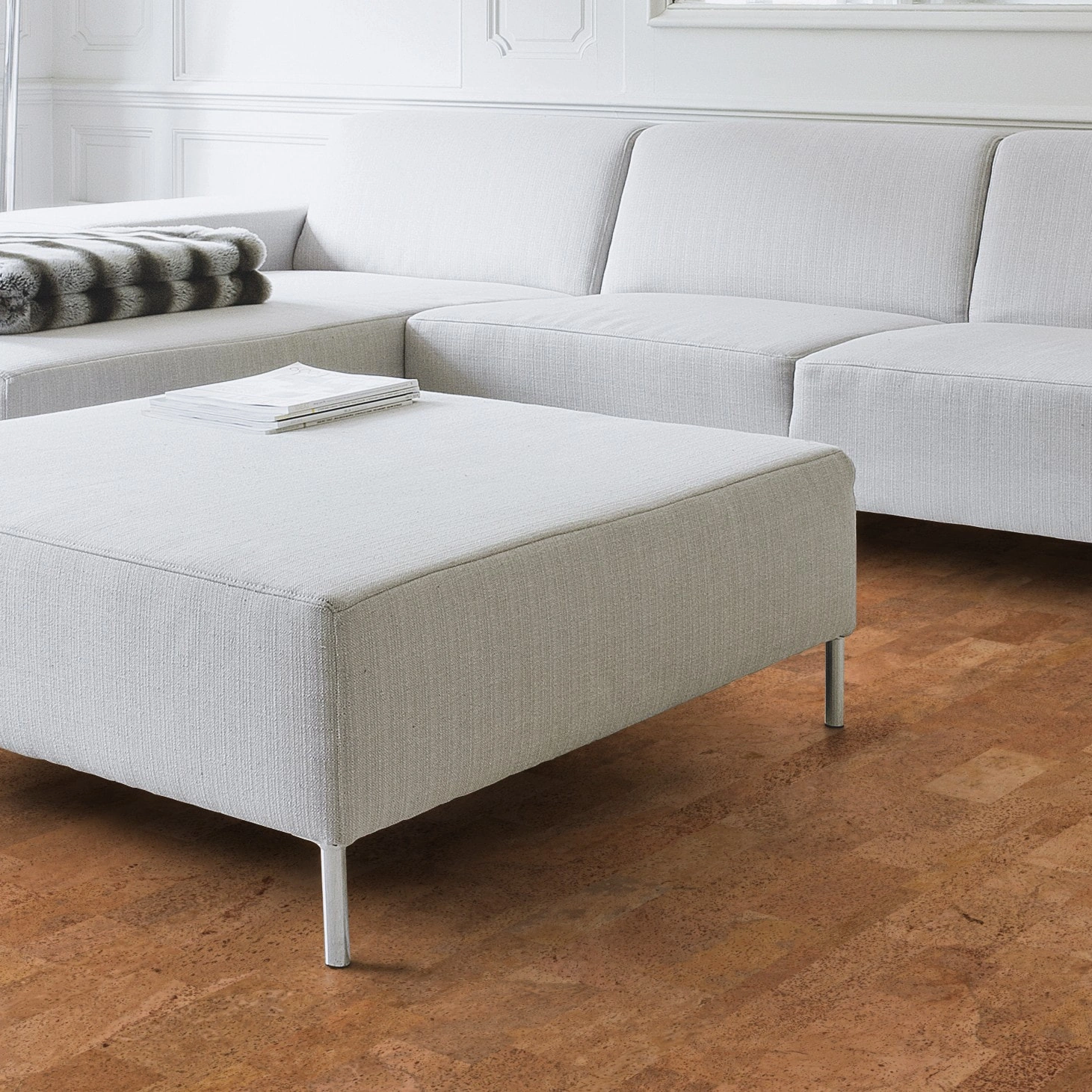 Milieubild Wohnzimmer mit Couch - Nahansicht - Wicanders HDF Klick-Korkboden cork Go Desire Milieubild Wohnzimmer mit Couch - Nahansicht - Wicanders 80001633