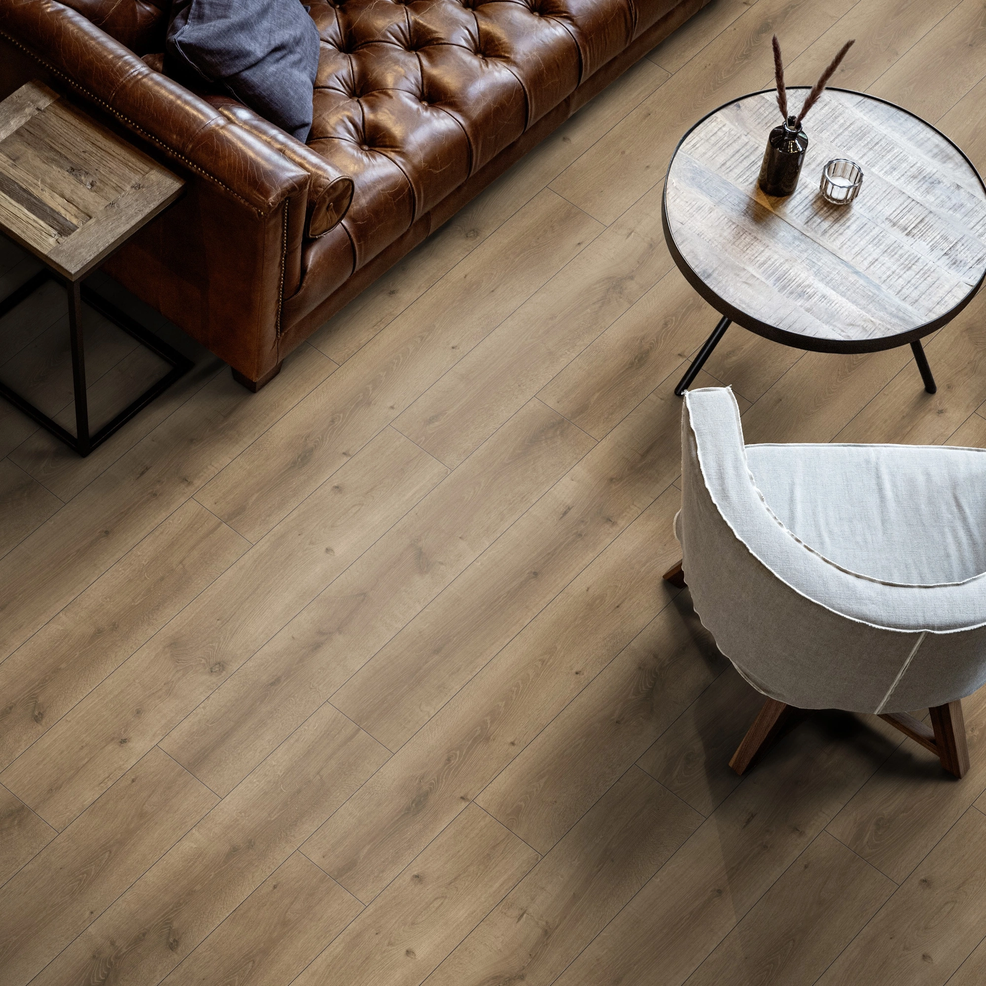 Milieubild Wohnzimmer mit Ledersofa - Blick von oben - ter Hürne Laminat Classic Edition Eiche Scotch Saloon Milieubild Wohnzimmer mit Ledersofa - Blick von oben - ter Hürne 1101021835