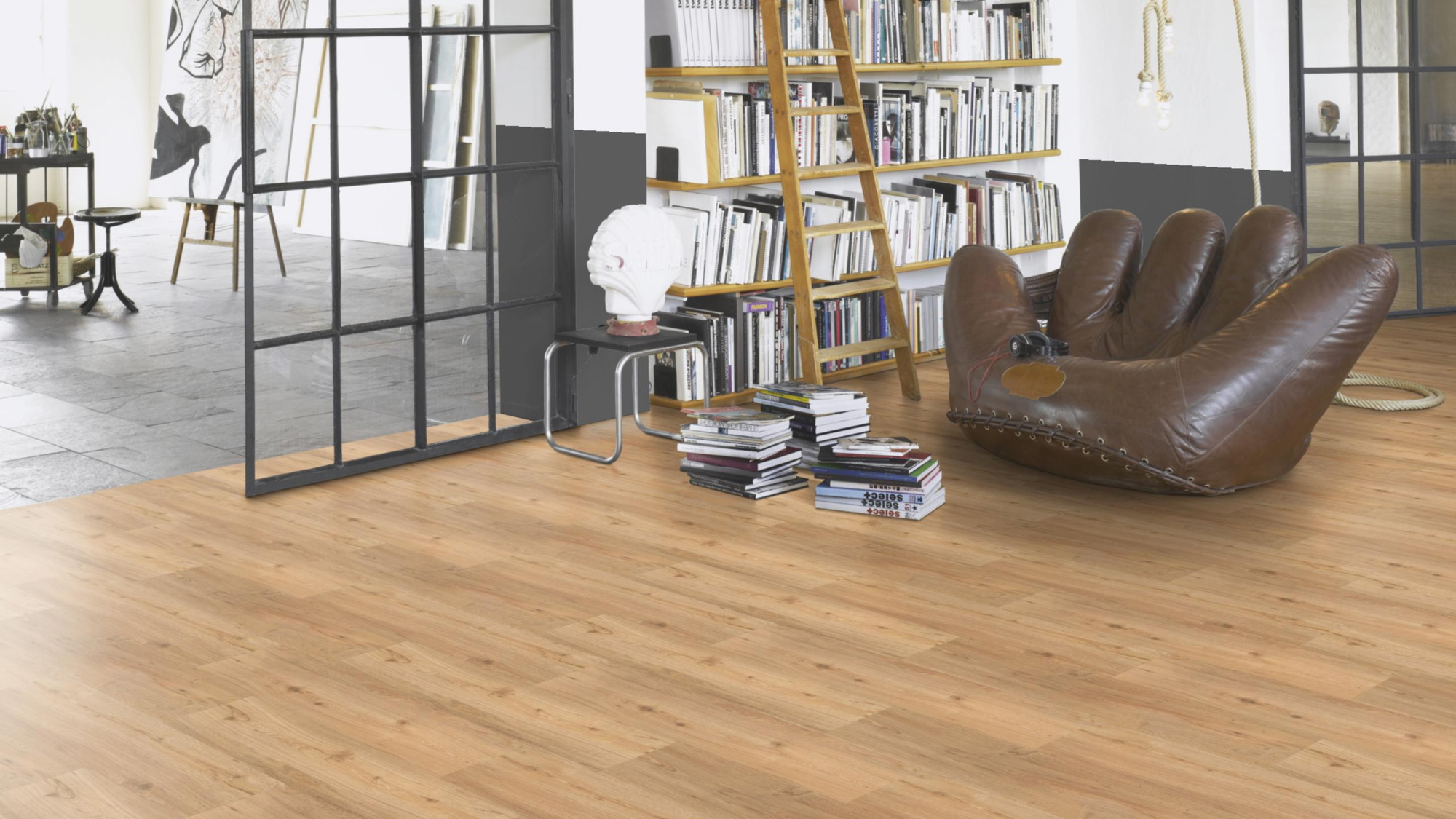 Milieubild Modernes Wohnzimmer mit Atelier - Parador Klebe-Vinyl Classic 2025 Eiche natur Milieubild Modernes Wohnzimmer mit Atelier - Parador 1748872