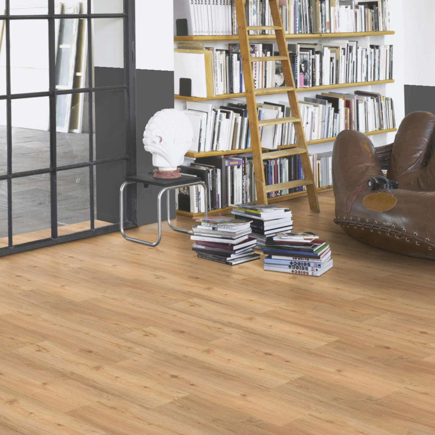 Milieubild Modernes Wohnzimmer mit Atelier - Parador Klebe-Vinyl Classic 2025 Eiche natur Milieubild Modernes Wohnzimmer mit Atelier - Parador 1748872