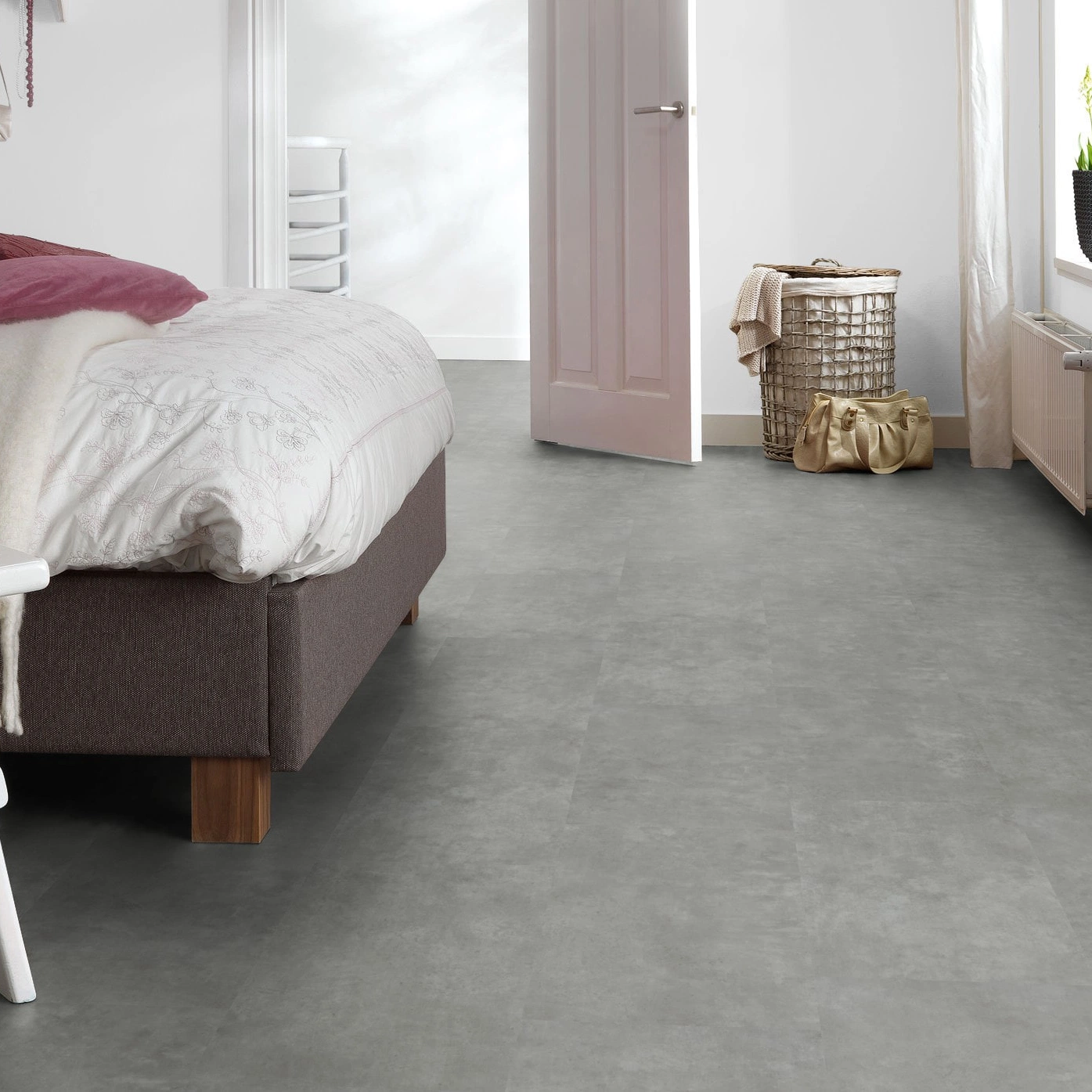 Milieubild Schlafzimmer mit Hocker - Forbo Flooring Klebe-Vinyl Enduro Dryback Material Light Concrete Milieubild Schlafzimmer mit Hocker - Forbo Flooring 217637