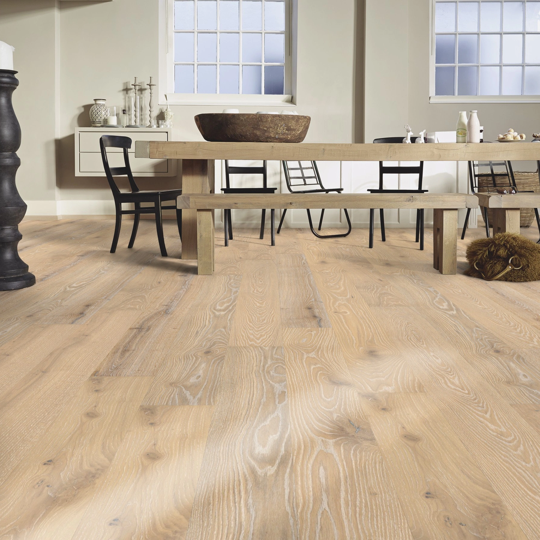 Milieubild Esszimmer mit großem Tisch - MEISTER Furnierboden HD 100 Natureflex Eiche lebhaft leichtweiß gekälkt Milieubild Esszimmer mit großem Tisch - MEISTER 500139-2200210-20016