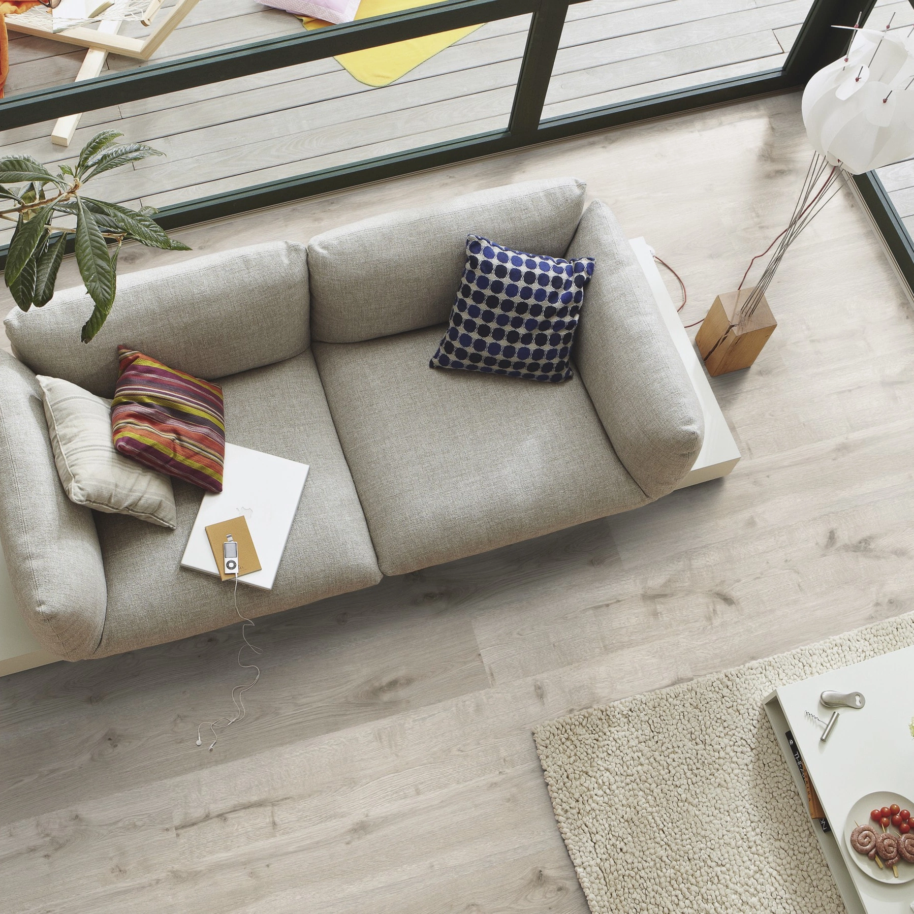 Milieubild Wohnzimmer im Wintergarten - Blick von oben - MEISTER Laminat LC 55 White Oak Milieubild Wohnzimmer im Wintergarten - Blick von oben - MEISTER 600012-1288198-06670