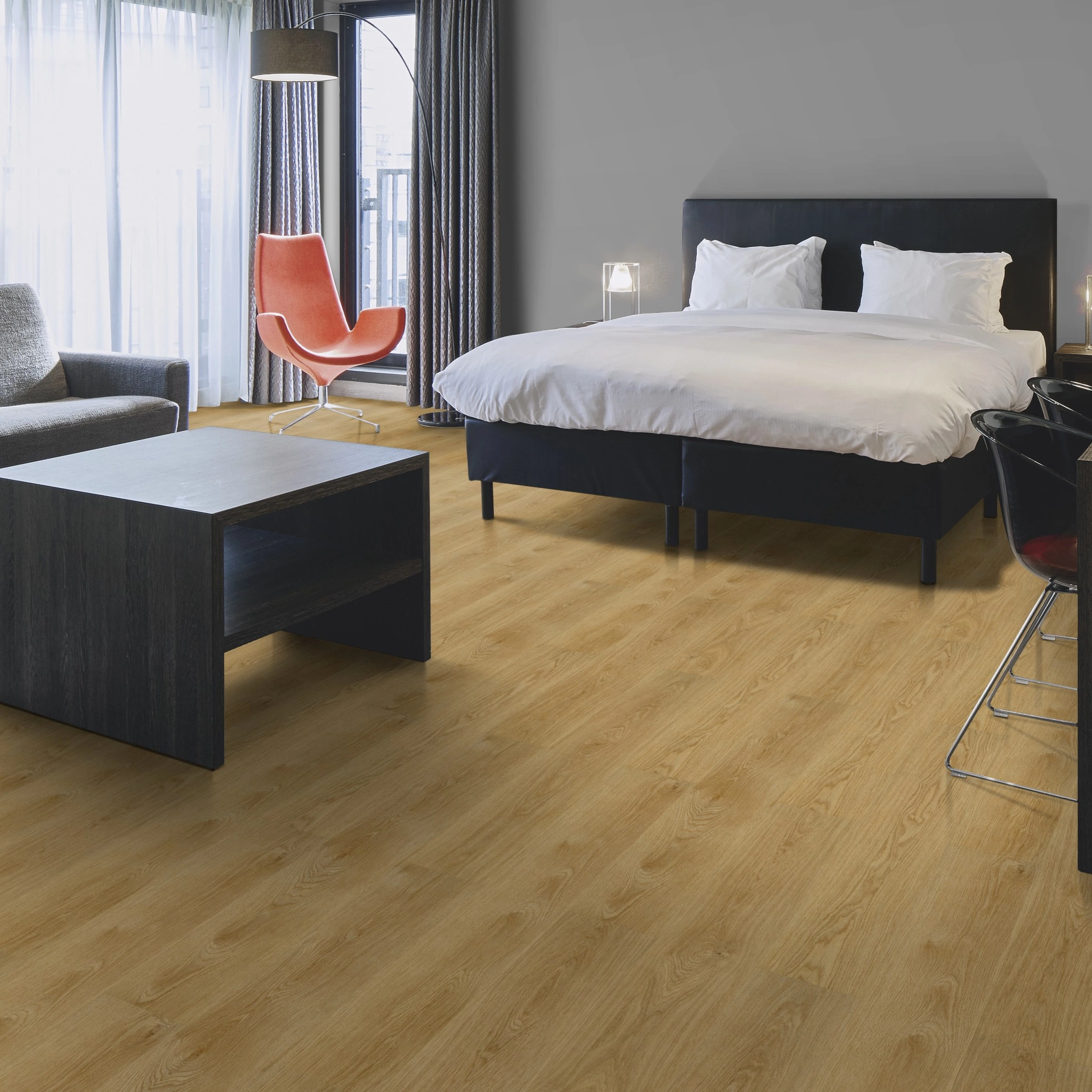 Milieubild Hotelzimmer mit Kingsize-Bett - Forbo Flooring Klick-Vinyl Enduro Click Decibel 0.55 Pure Oak Milieubild Hotelzimmer mit Kingsize-Bett - Forbo Flooring 253434