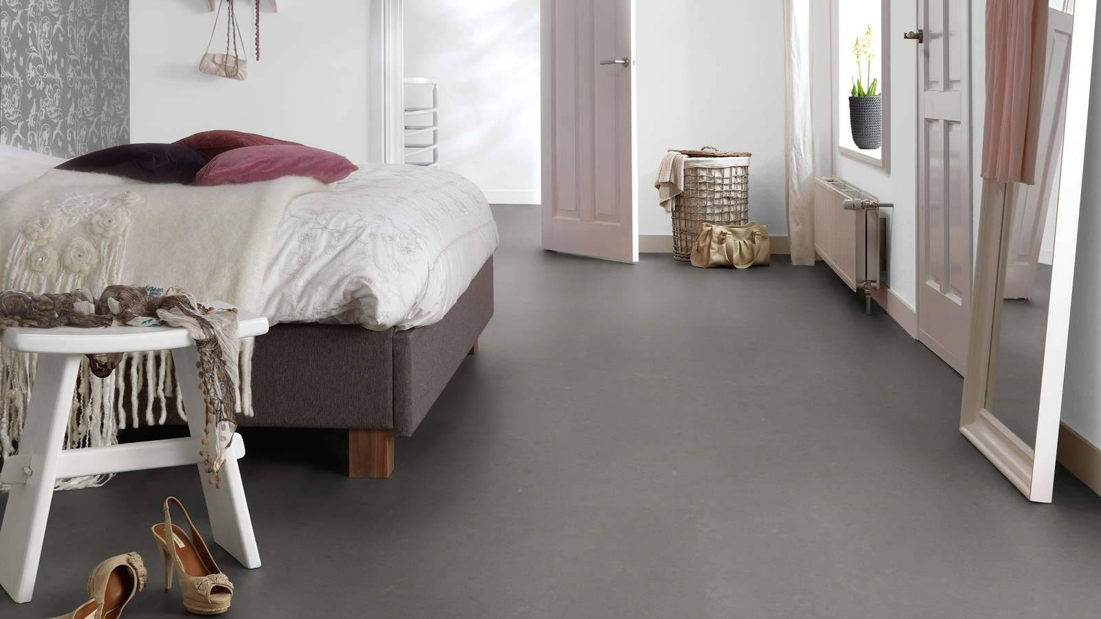 Milieubild Schlafzimmer mit Hocker - Forbo Flooring 176477