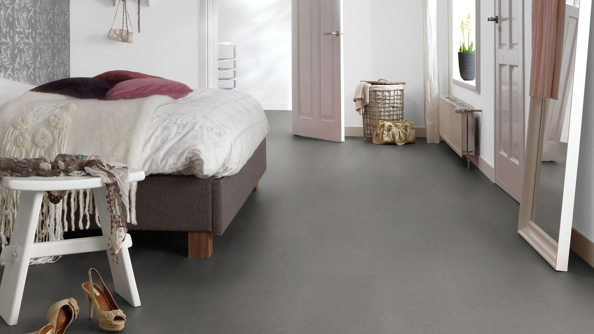 Milieubild Schlafzimmer mit Hocker - Forbo Flooring Marmoleum Click Nebula Milieubild Schlafzimmer mit Hocker - Forbo Flooring 176477