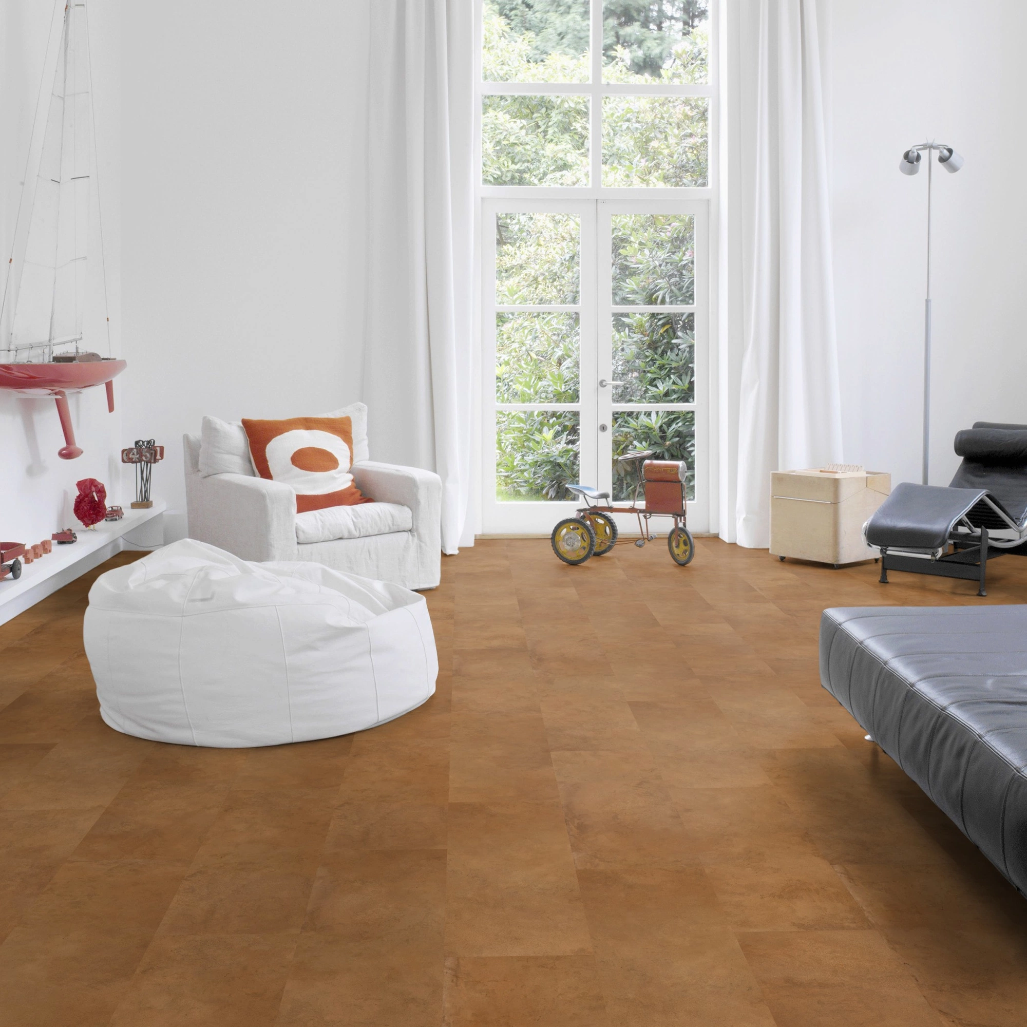 Milieubild Altbau-Wohnzimmer mit Kamin - Wicanders Wise HDF Klick-Designboden stone Natural Elegant Plaster Camel Milieubild Altbau-Wohnzimmer mit Kamin - Wicanders Wise 80003903