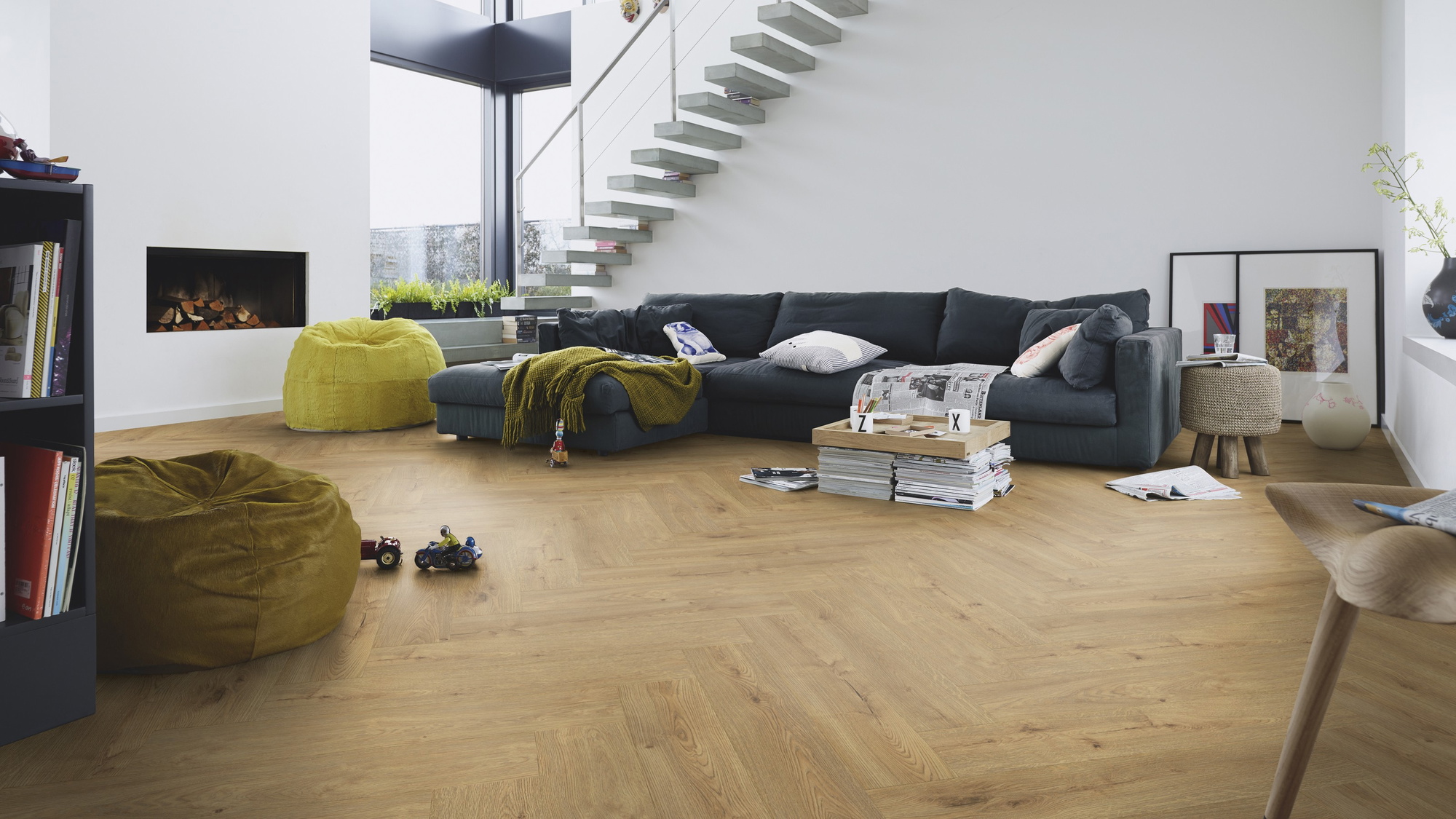 Milieubild Modernes Wohnzimmer mit Kamin - MEISTER Laminat LS 350 Eiche Champagner Milieubild Modernes Wohnzimmer mit Kamin - MEISTER 600001-0840168-07001