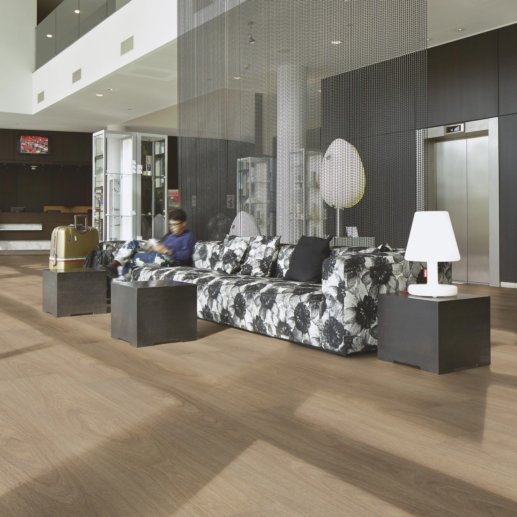 Milieubild Hotellobby mit Rezeption - Forbo Flooring Klebe-Vinyl Allura Dryback 0.55 Wood Grey Giant Oak Milieubild Hotellobby mit Rezeption - Forbo Flooring 220108