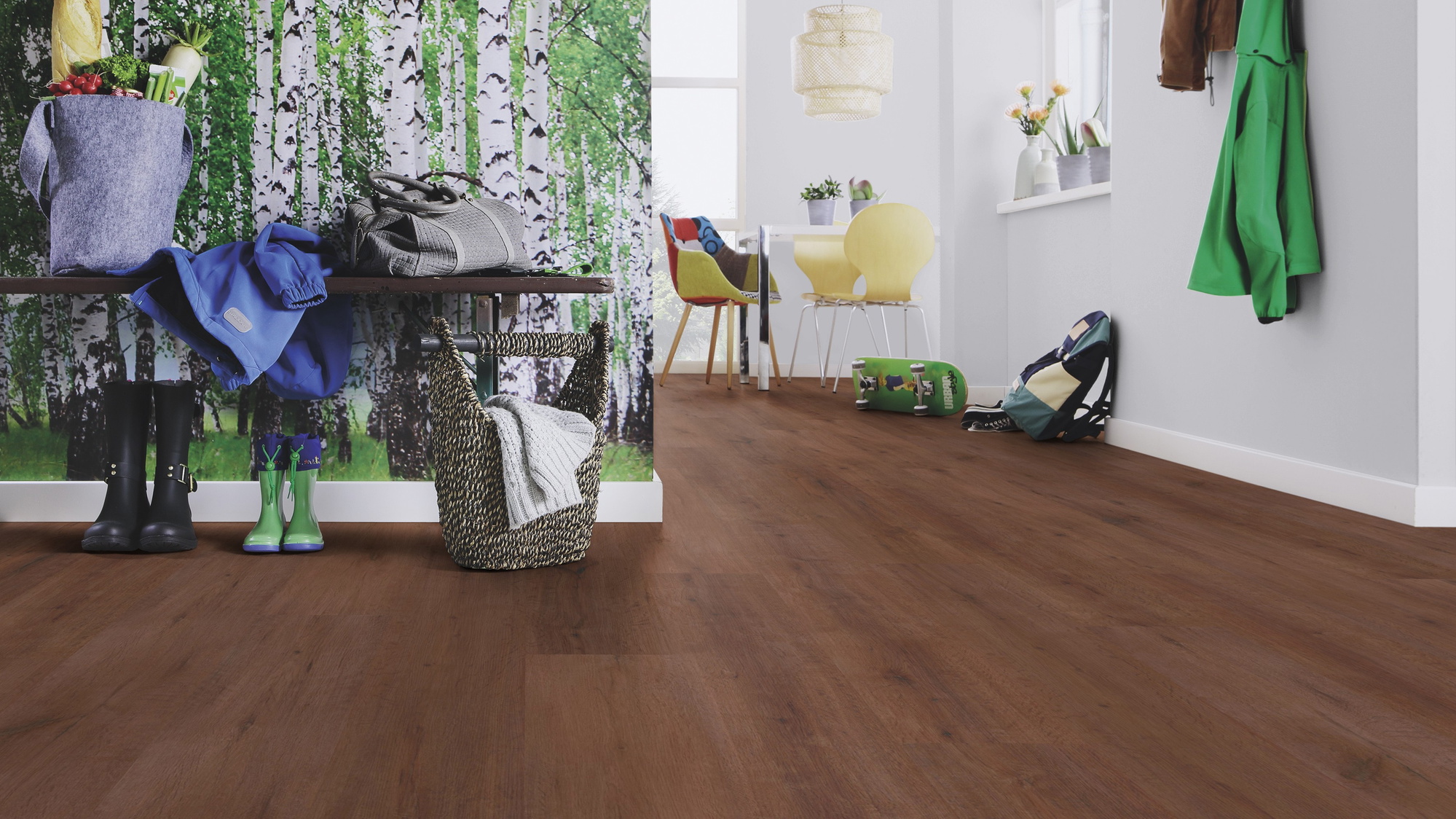 Milieubild Esszimmer mit Flur und Sitzbank - wineo Klick-Bioboden PURLINE wineo 1000 wood XL Rustic Oak Coffee Milieubild Esszimmer mit Flur und Sitzbank - wineo PLC316R