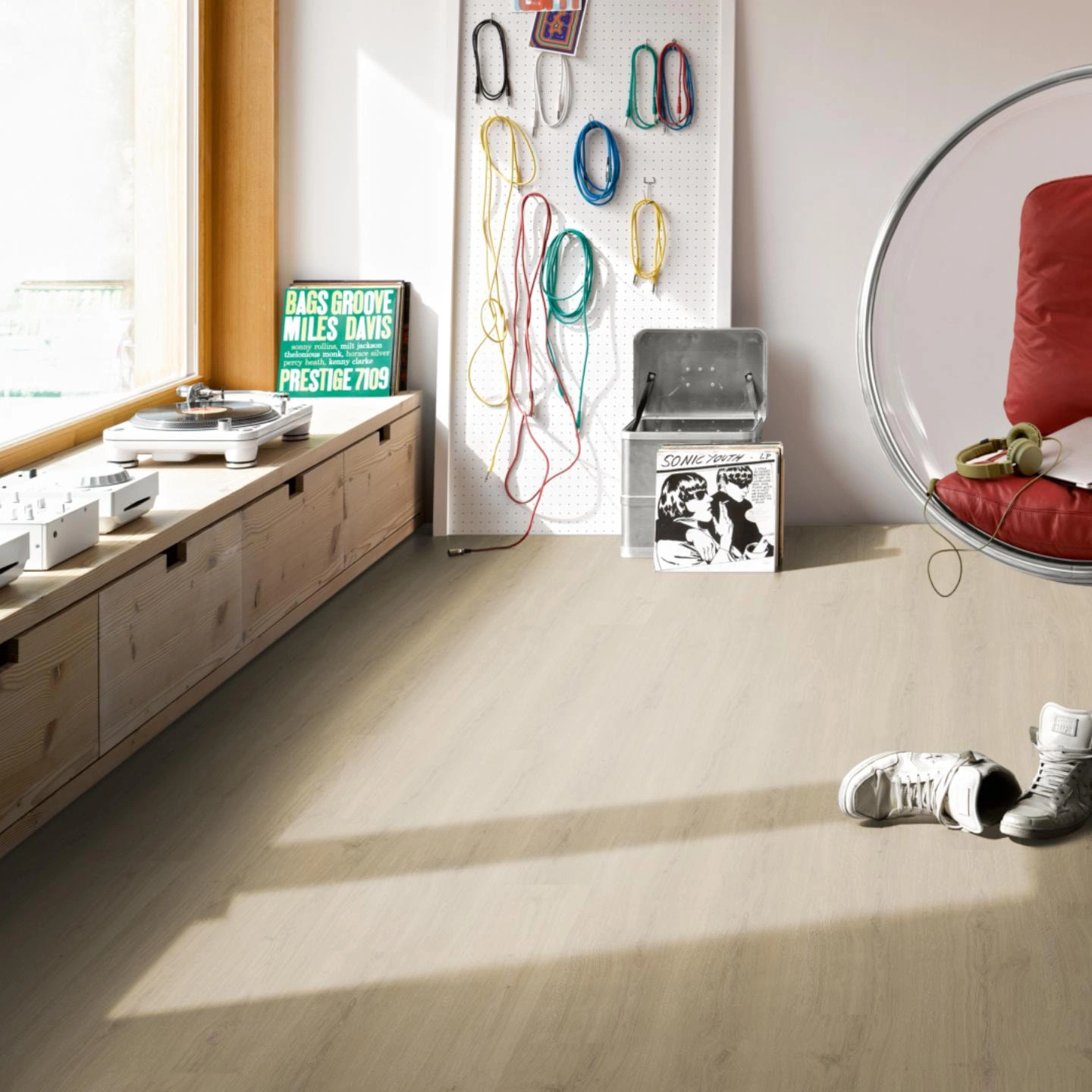 Milieubild Musikzimmer mit Plattenspieler - Parador HDF Klick-Vinyl Basic 30 Eiche Regent beige Milieubild Musikzimmer mit Plattenspieler - Parador 1748799