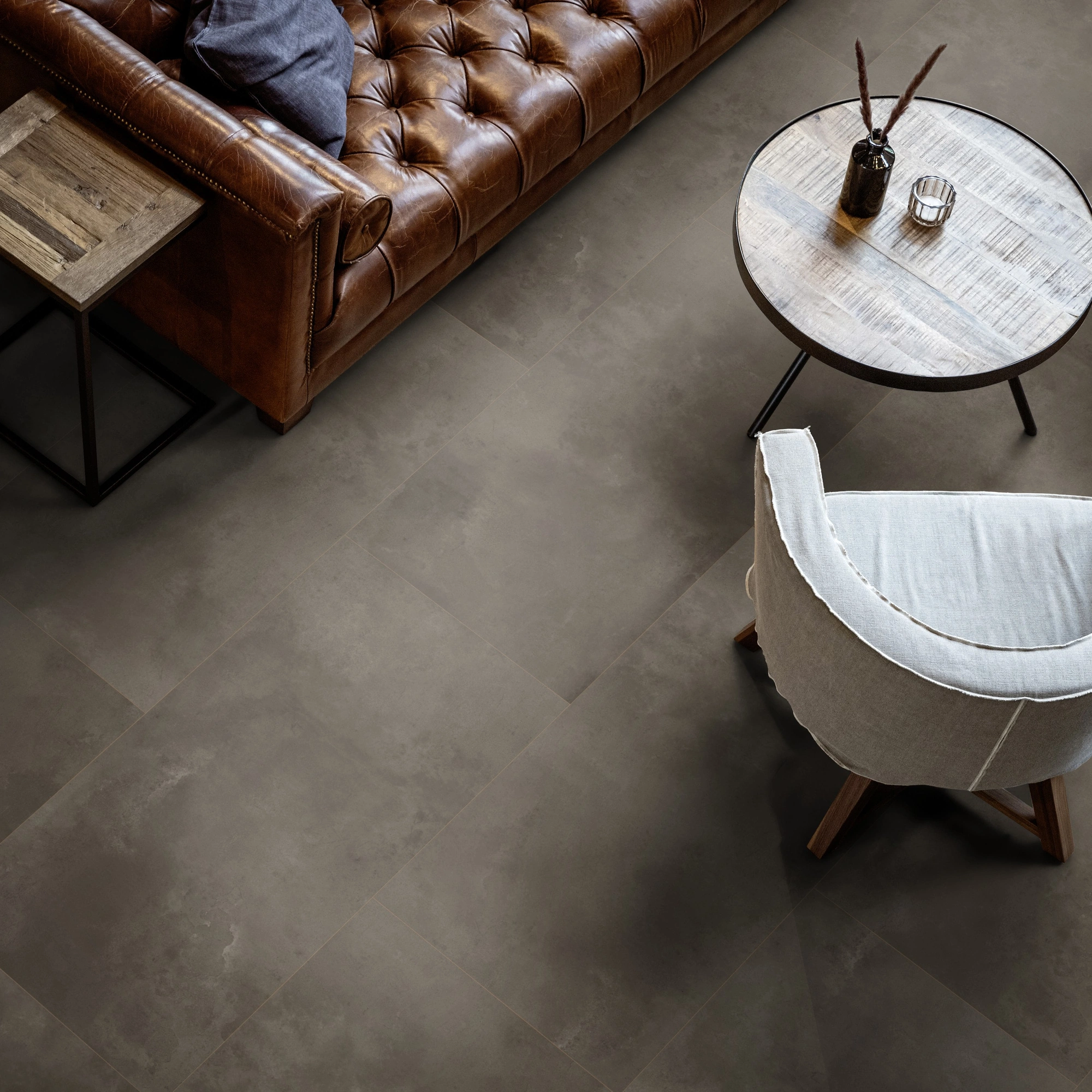 Milieubild Wohnzimmer mit Ledersofa - Blick von oben - ter Hürne Klebe-Designboden Avatara Pro Stone Edition Stein Orion Milieubild Wohnzimmer mit Ledersofa - Blick von oben - ter Hürne 1101270306
