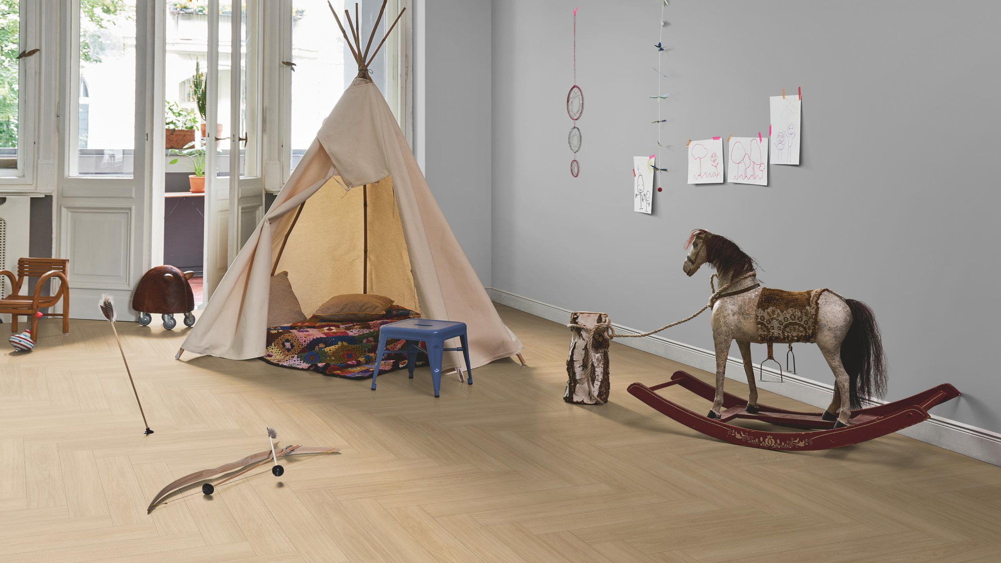 Milieubild Kinderzimmer in Stadtwohnung - Parador HDF Klick-Designboden Modular ONE Fischgrät Eiche Artemis natur Milieubild Kinderzimmer in Stadtwohnung - Parador 1748736