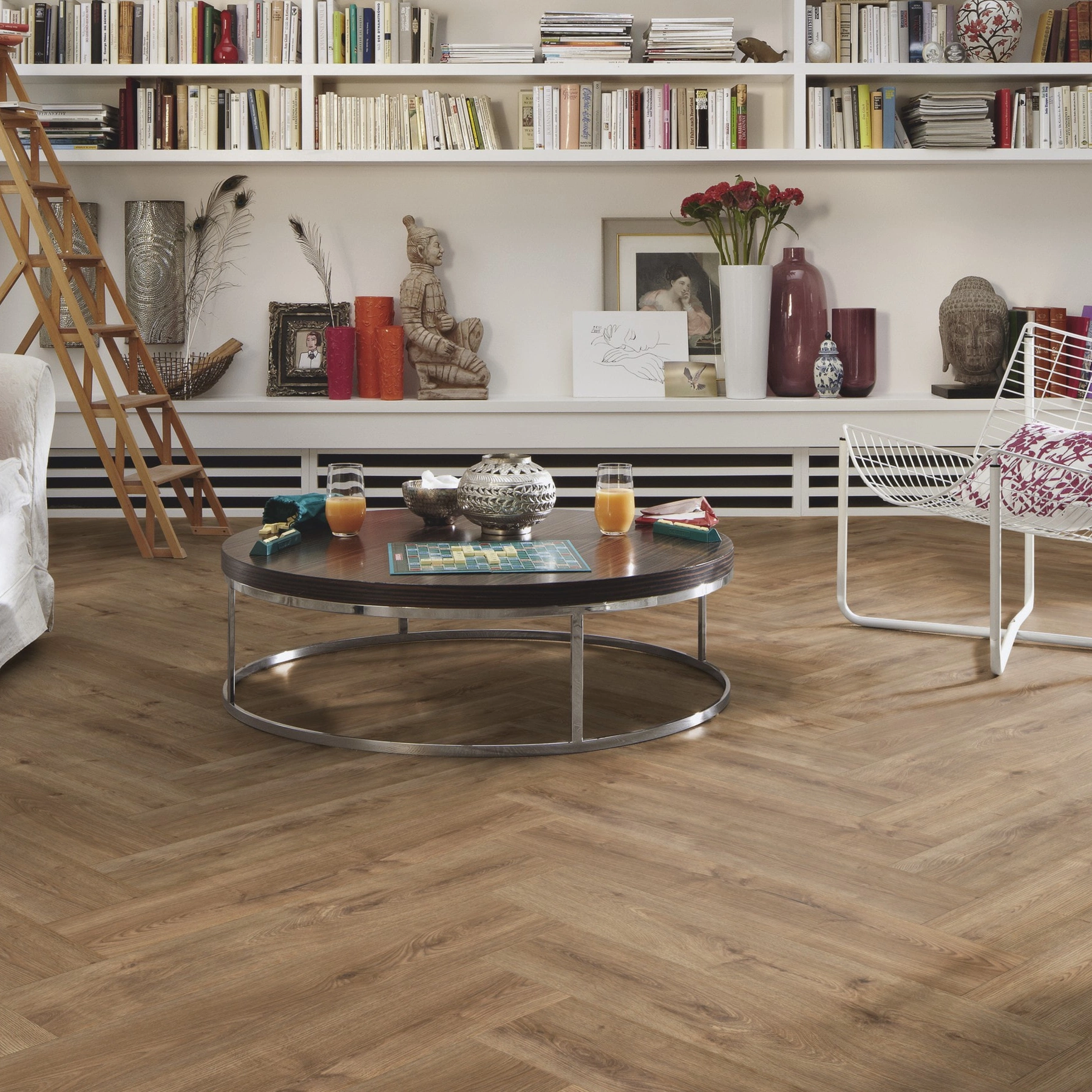 Milieubild Wohnzimmer mit großem Bücherregal - MEISTER Laminat LS 350 Eiche Bernstein Milieubild Wohnzimmer mit großem Bücherregal - MEISTER 600001-0840168-07002