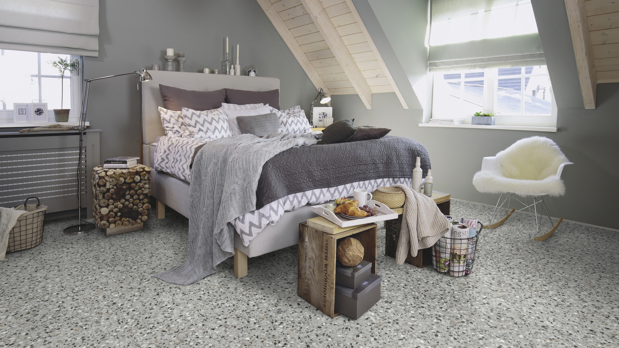 Milieubild Schlafzimmer im modernen Dachgeschoss - wineo Klebe-Bioboden PURLINE wineo 1500 stone XL Venice Terrazzo Grey Milieubild Schlafzimmer im modernen Dachgeschoss - wineo PL15413SXL