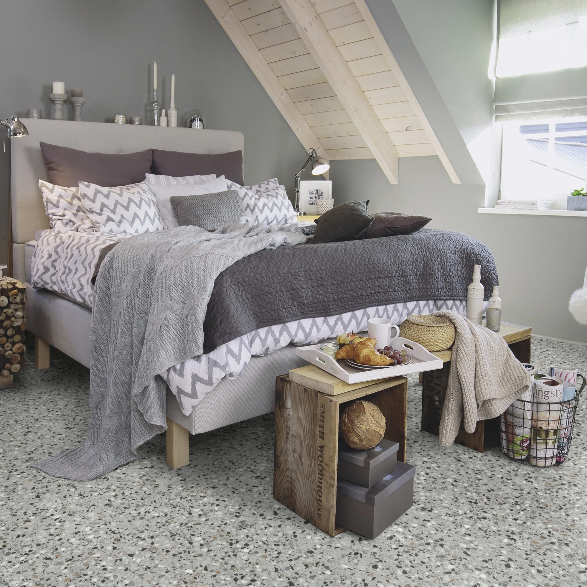 Milieubild Schlafzimmer im modernen Dachgeschoss - wineo Klebe-Bioboden PURLINE wineo 1500 stone XL Venice Terrazzo Grey Milieubild Schlafzimmer im modernen Dachgeschoss - wineo PL15413SXL