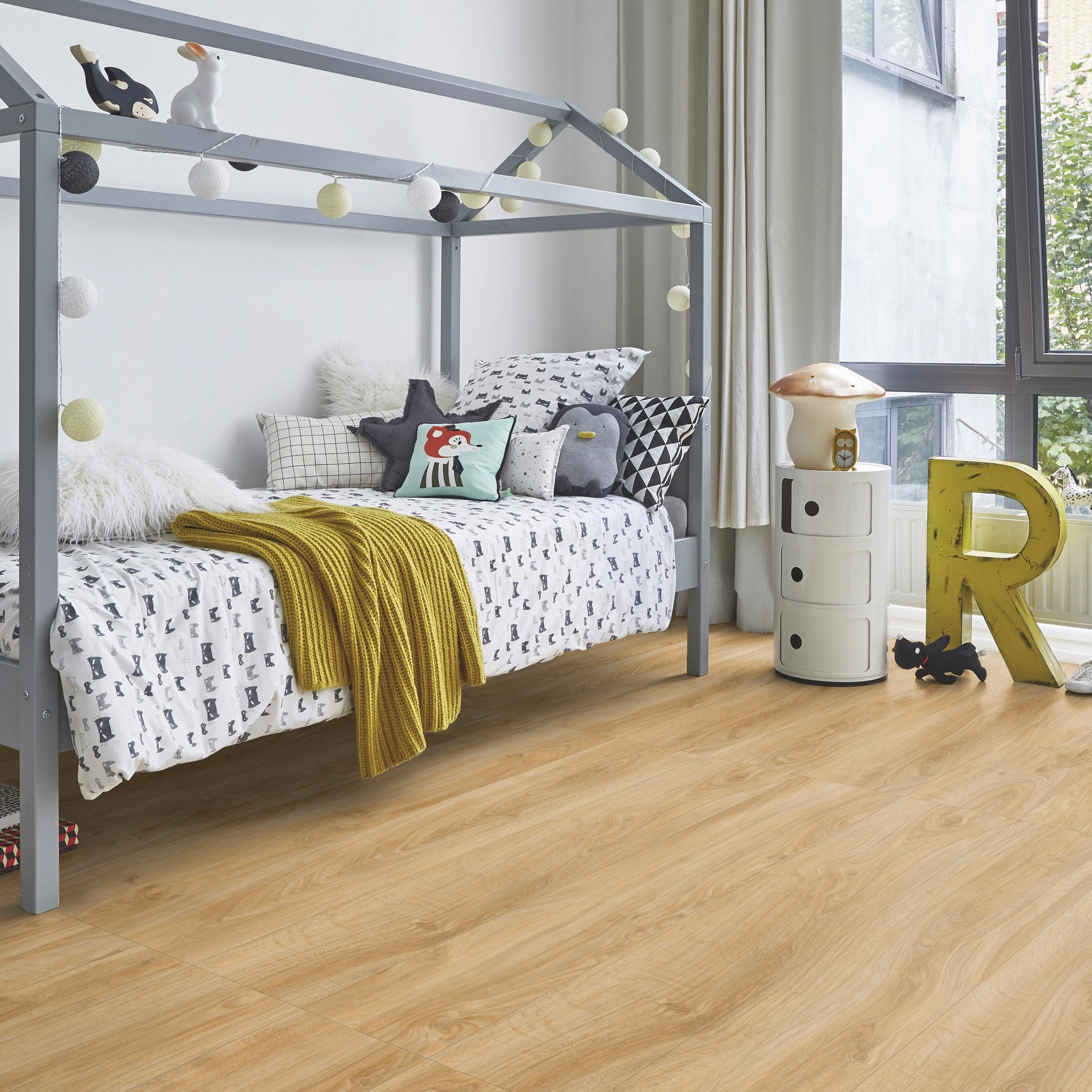 Milieubild Kinderschlafzimmer mit Bett im Hausdesign - Tarkett Klebe-Vinyl iD Inspiration 55 CLASSICS English Oak Classical Milieubild Kinderschlafzimmer mit Bett im Hausdesign - Tarkett 24513008