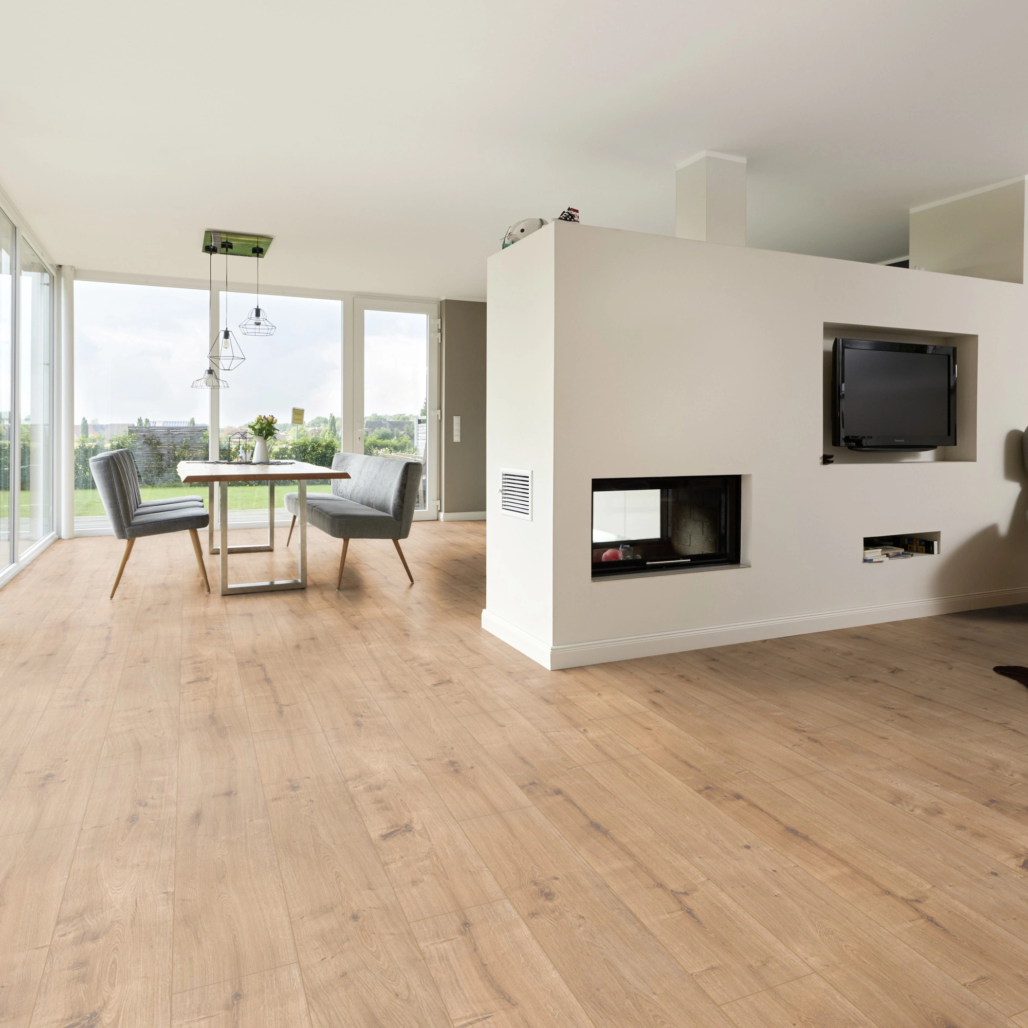Milieubild Wohnzimmer mit Essbereich und Kamin - ter Hürne Klick-Designboden Dureco Strong Classic Edition Eiche Elba Milieubild Wohnzimmer mit Essbereich und Kamin - ter Hürne 1101260041