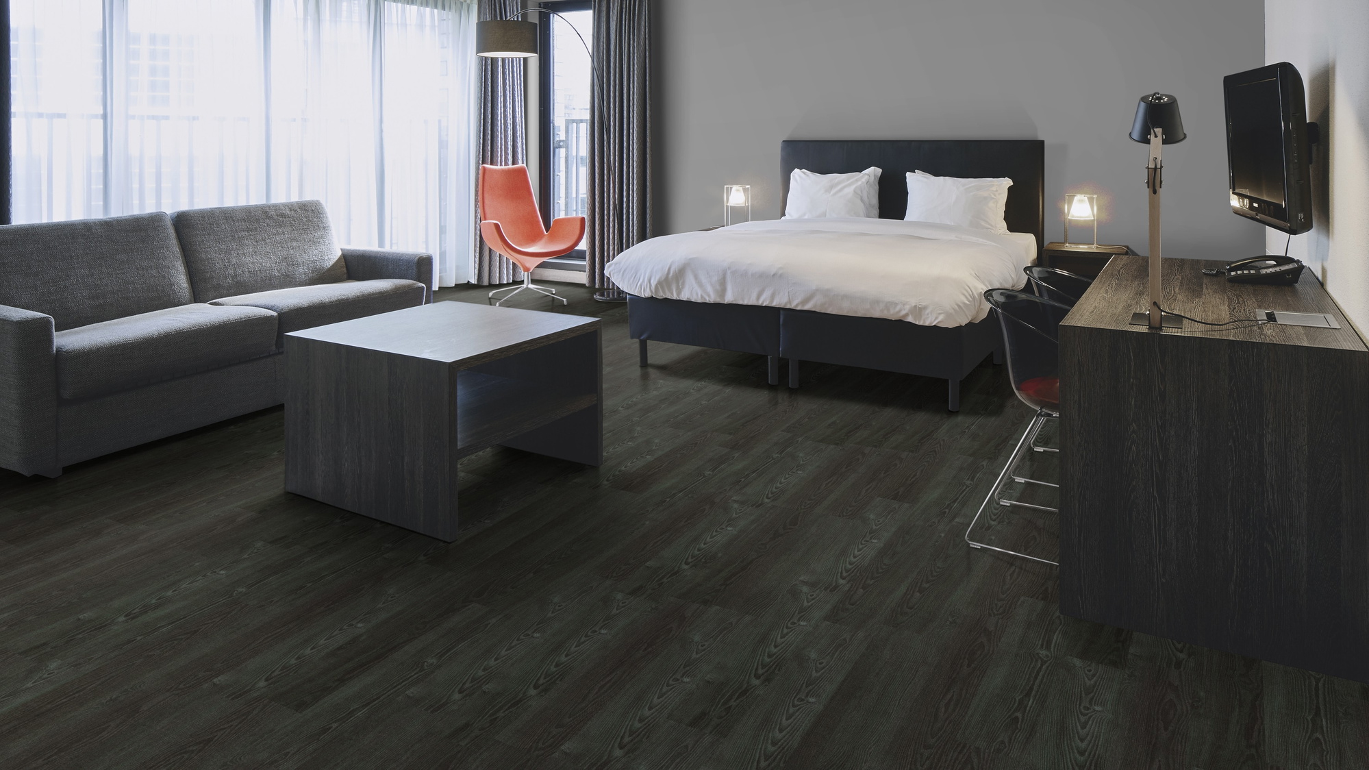 Milieubild Hotelzimmer mit Kingsize-Bett - Forbo Flooring Klebe-Vinyl Allura Dryback 0.55 Wood Forest Ash Milieubild Hotelzimmer mit Kingsize-Bett - Forbo Flooring 243618