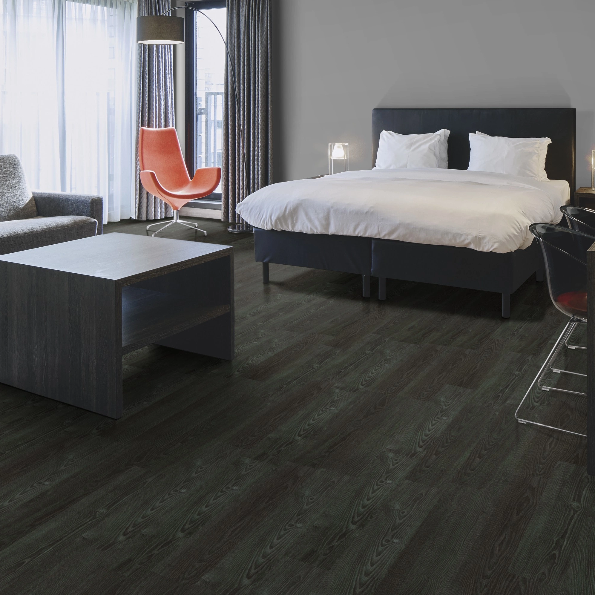 Milieubild Hotelzimmer mit Kingsize-Bett - Forbo Flooring Klebe-Vinyl Allura Dryback 0.55 Wood Forest Ash Milieubild Hotelzimmer mit Kingsize-Bett - Forbo Flooring 243618