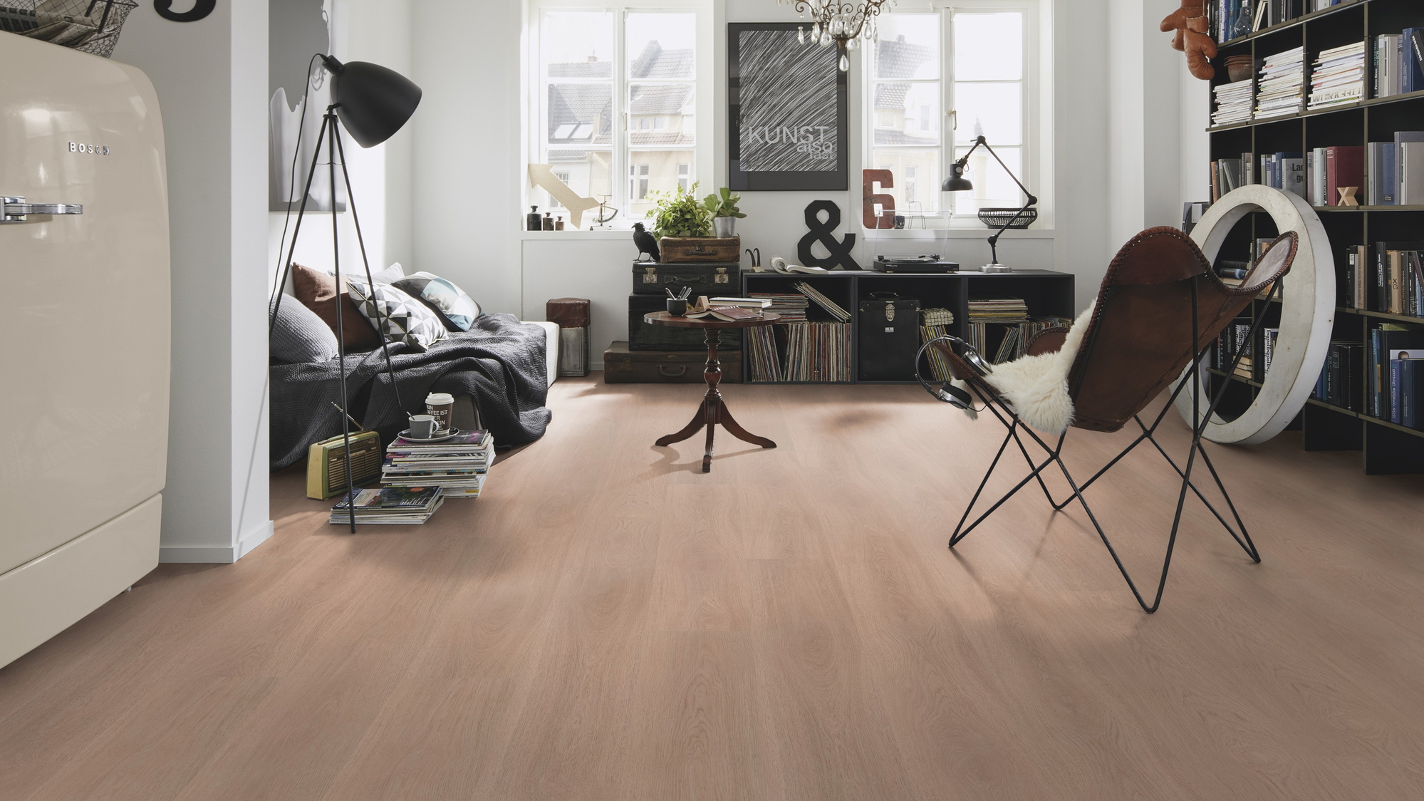 Milieubild Kompaktes Wohnzimmer mit Bücherregal - wineo PL306R