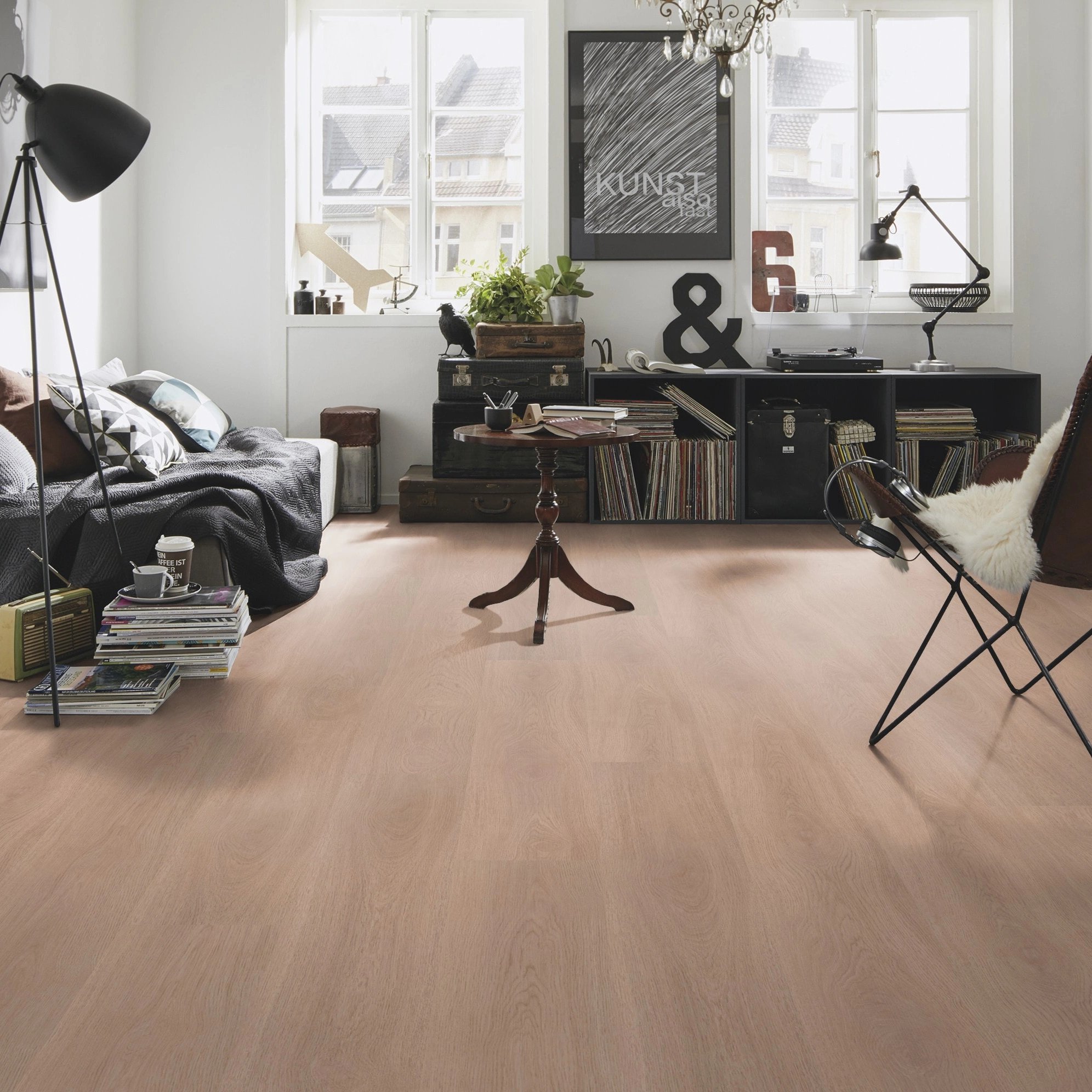 Milieubild Kompaktes Wohnzimmer mit Bücherregal - wineo Klebe-Bioboden PURLINE wineo 1000 wood XL Calm Oak Shell Milieubild Kompaktes Wohnzimmer mit Bücherregal - wineo PL306R