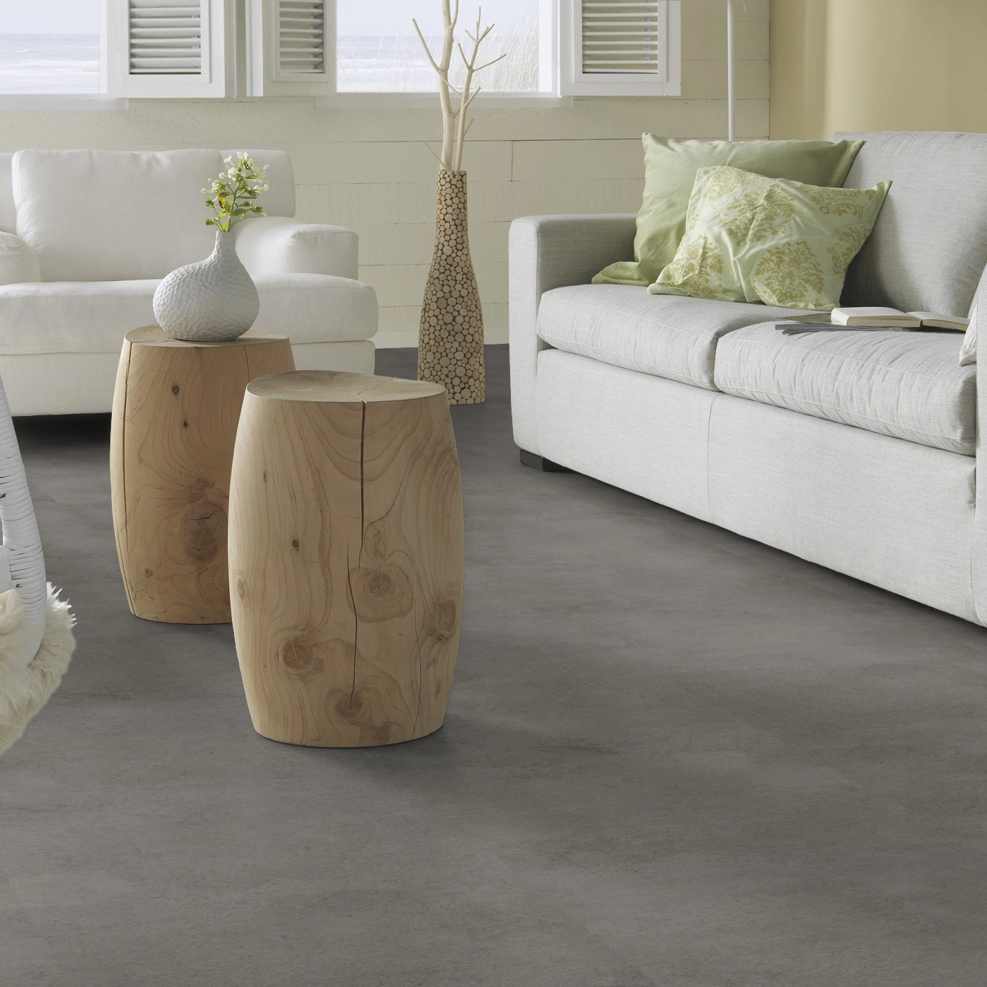 Milieubild Modernes, freundliches Wohnzimmer mit Sofa - Forbo Flooring Klebe-Vinyl Allura Dryback 0.55 Material Rock Cement Milieubild Modernes, freundliches Wohnzimmer mit Sofa - Forbo Flooring 243652