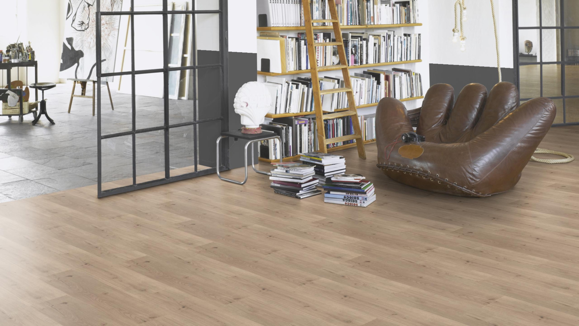 Milieubild Modernes Wohnzimmer mit Atelier - Parador HDF Klick-Vinyl Basic 30 Eiche Infinity grau Milieubild Modernes Wohnzimmer mit Atelier - Parador 1730635