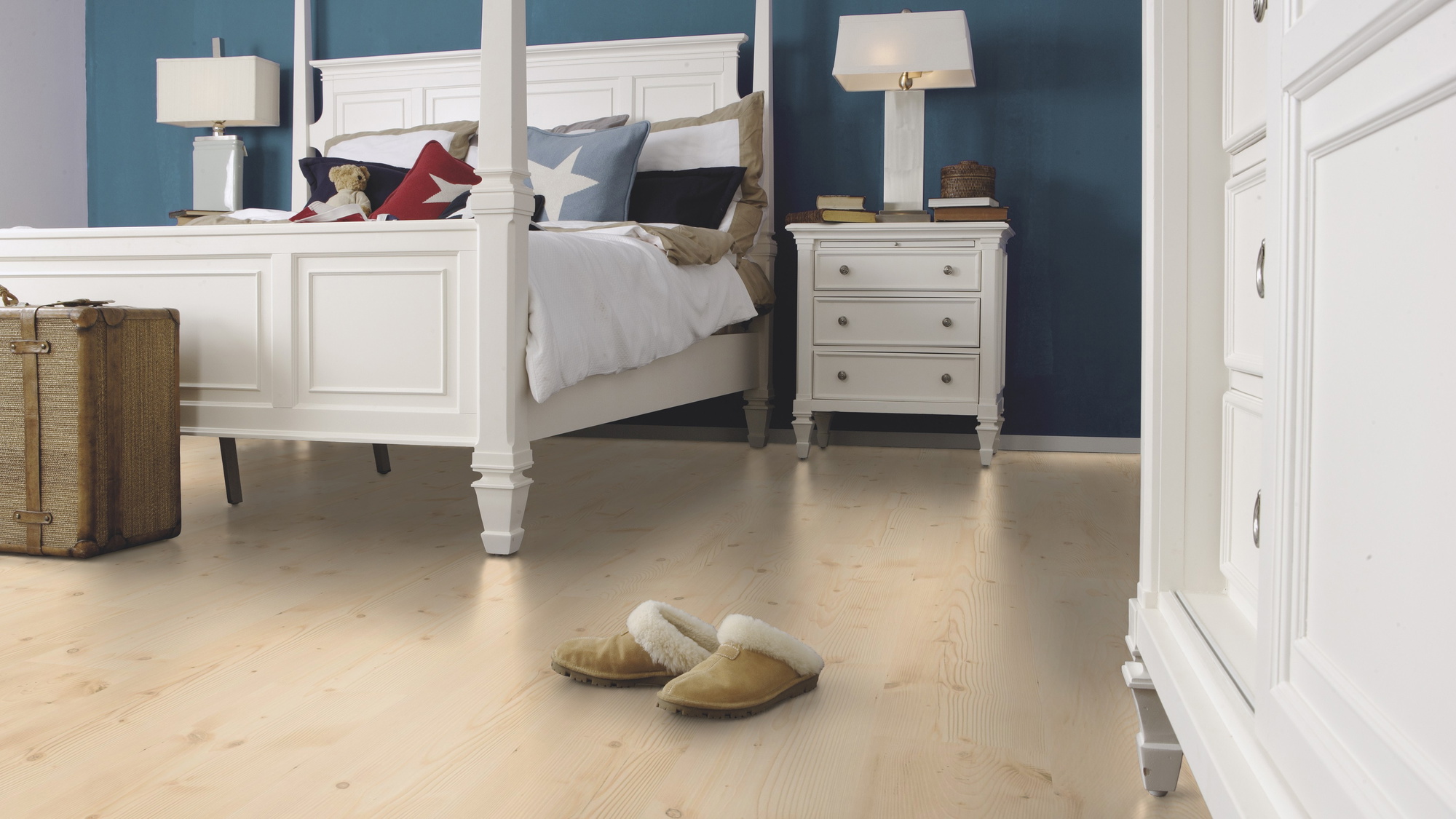 Milieubild Schlafzimmer im Landhaus-Stil - wineo Klebe-Bioboden PURLINE wineo 1000 wood L Natural Pine Beach Milieubild Schlafzimmer im Landhaus-Stil - wineo PL297R