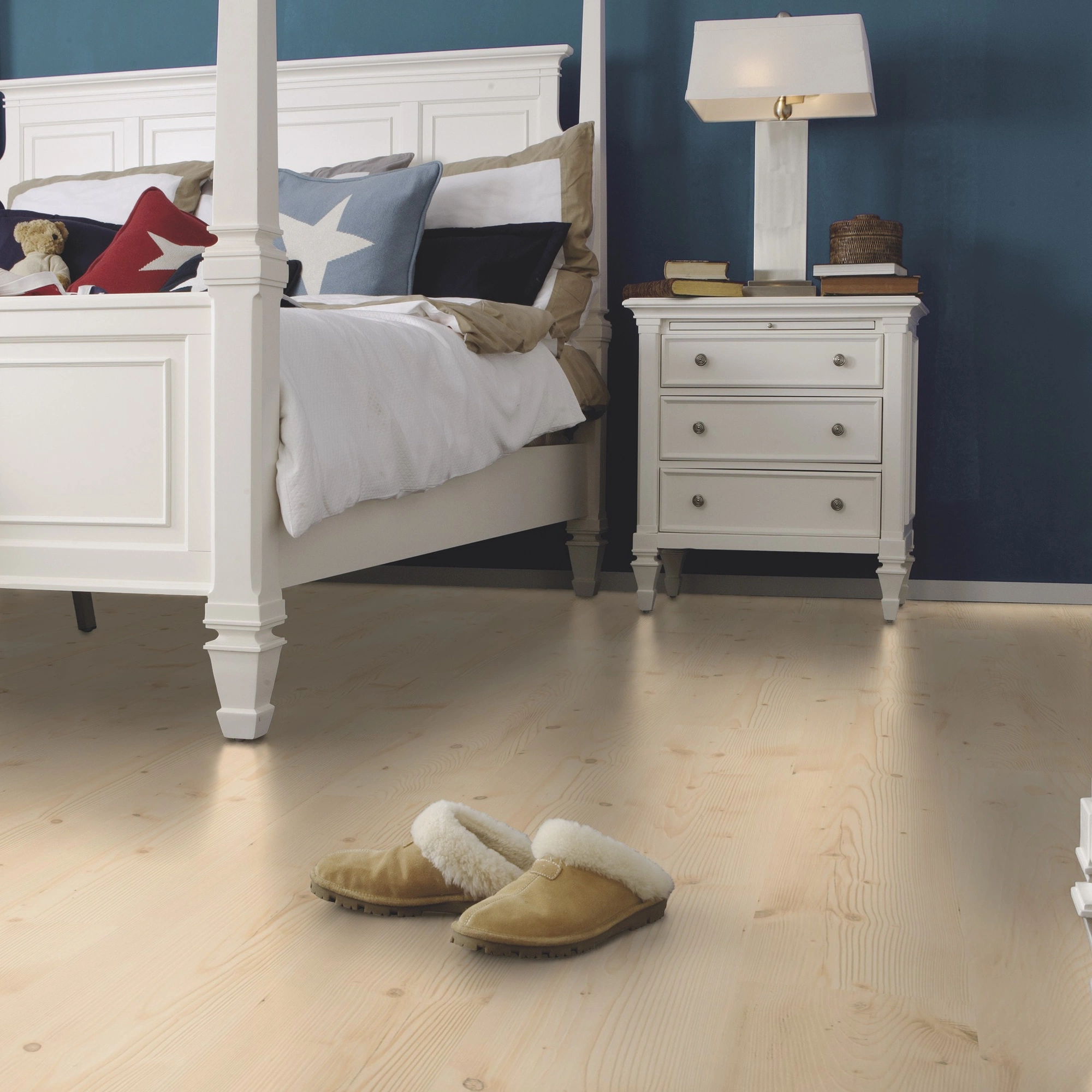 Milieubild Schlafzimmer im Landhaus-Stil - wineo Klebe-Bioboden PURLINE wineo 1000 wood L Natural Pine Beach Milieubild Schlafzimmer im Landhaus-Stil - wineo PL297R
