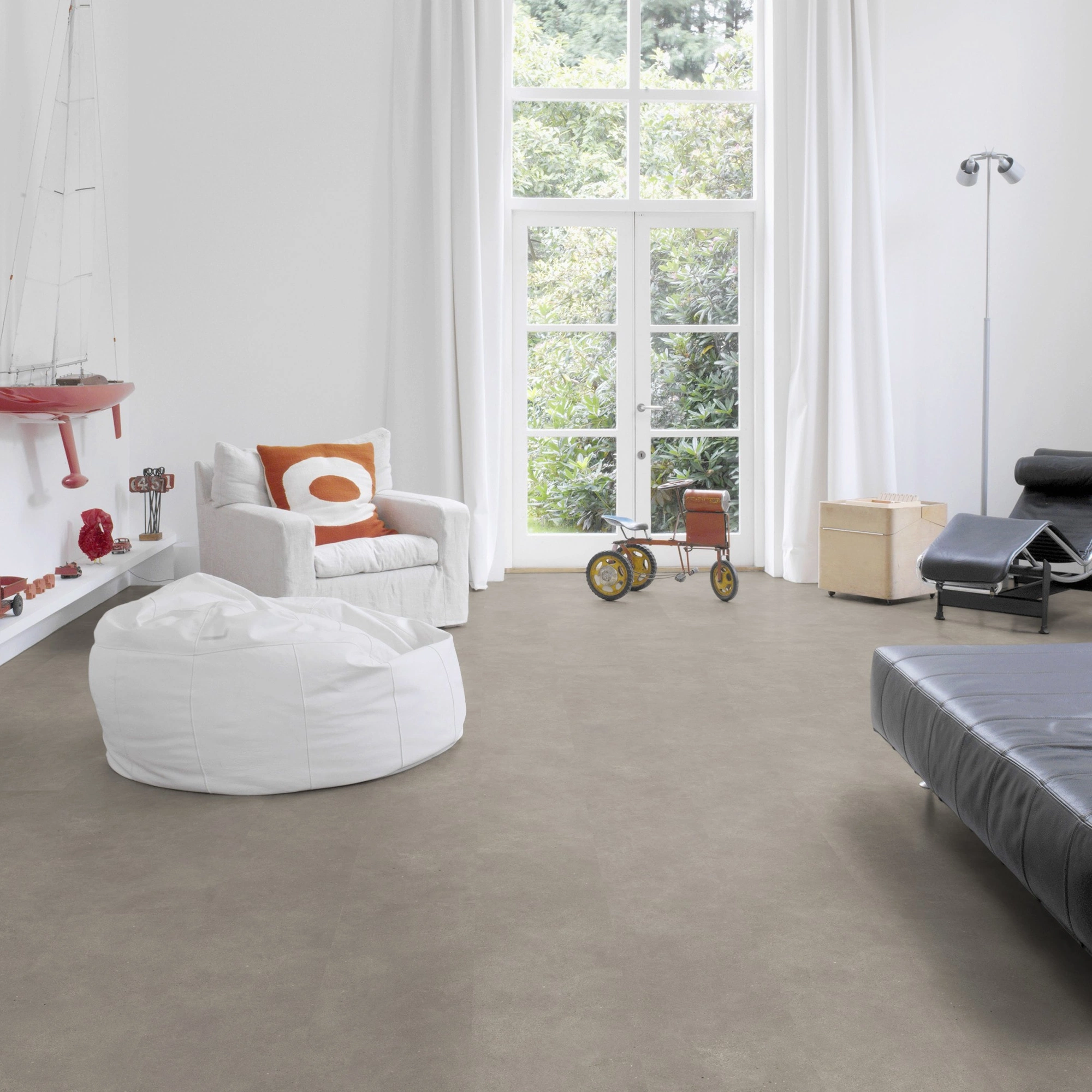 Milieubild Altbau-Wohnzimmer mit Kamin - Wicanders Wise HDF Klick-Designboden stone Natural Microcement Milieubild Altbau-Wohnzimmer mit Kamin - Wicanders Wise 80003907