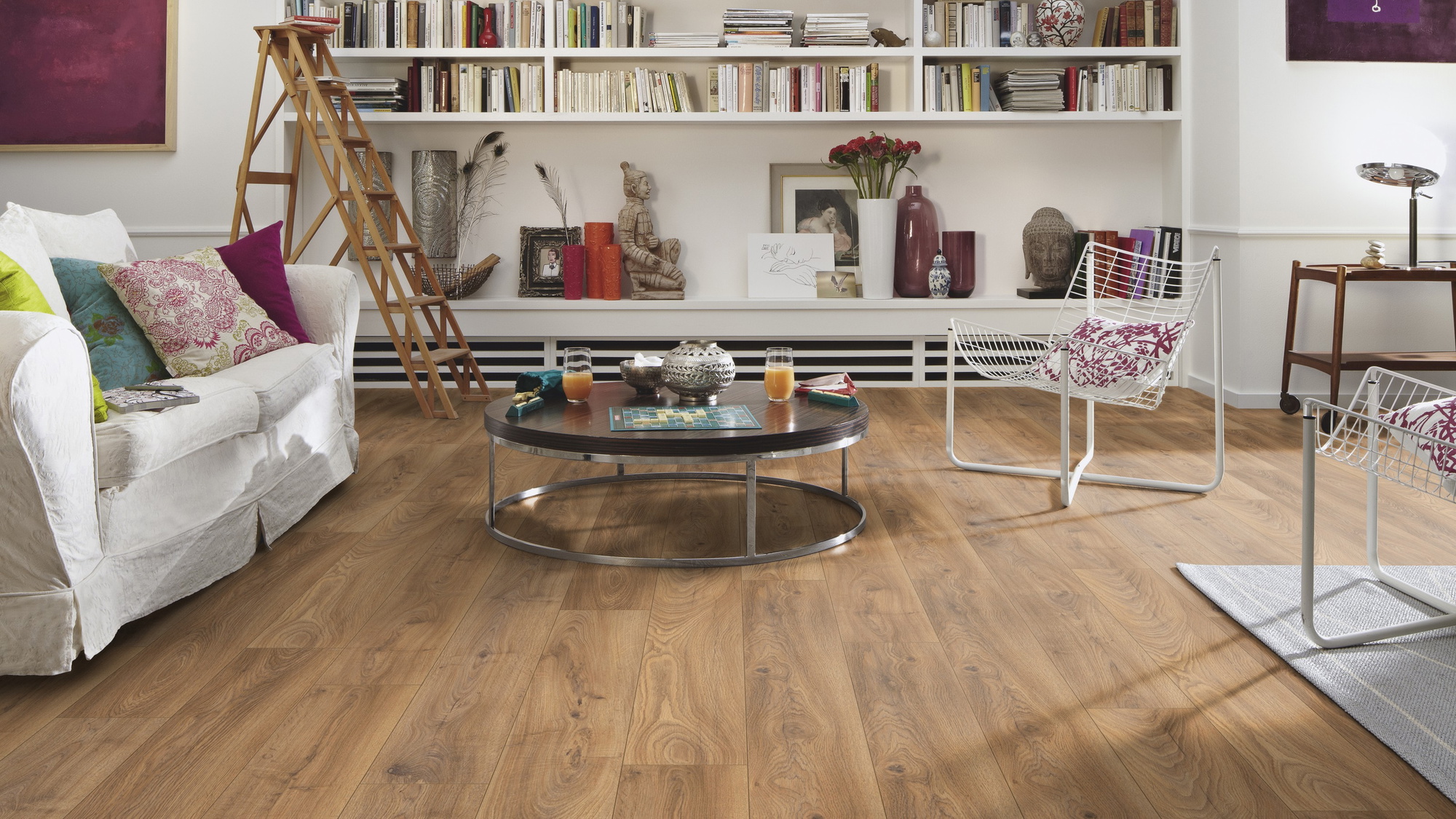 Milieubild Wohnzimmer mit großem Bücherregal - Meister Laminat LD 150 Eiche Hazelbrook Milieubild Wohnzimmer mit großem Bücherregal - Meister 600017-1288198-07013