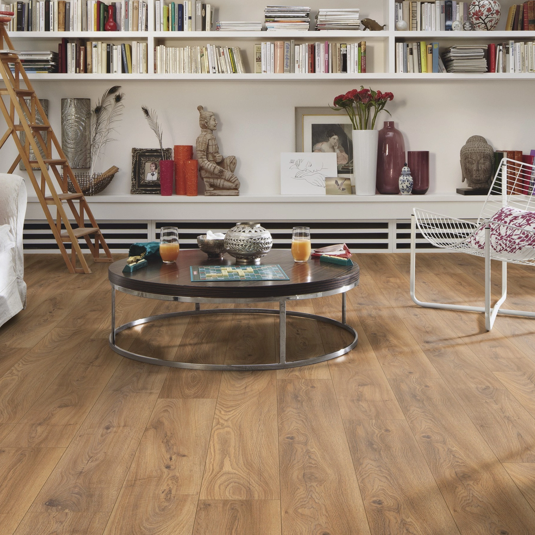 Milieubild Wohnzimmer mit großem Bücherregal - Meister Laminat LD 150 Eiche Hazelbrook Milieubild Wohnzimmer mit großem Bücherregal - Meister 600017-1288198-07013